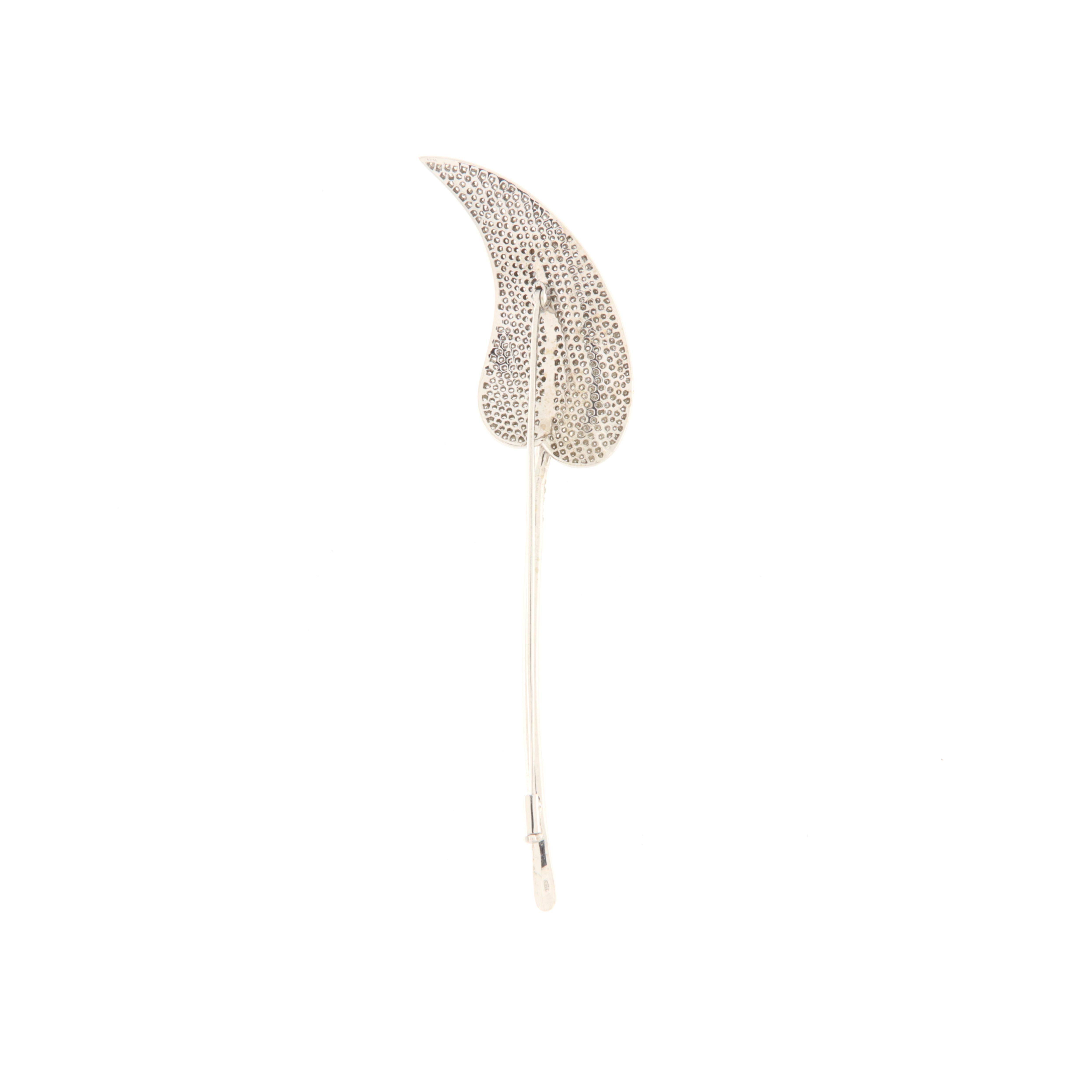 Art Déco Spilla a forma di foglia in oro bianco e brillanti in vendita