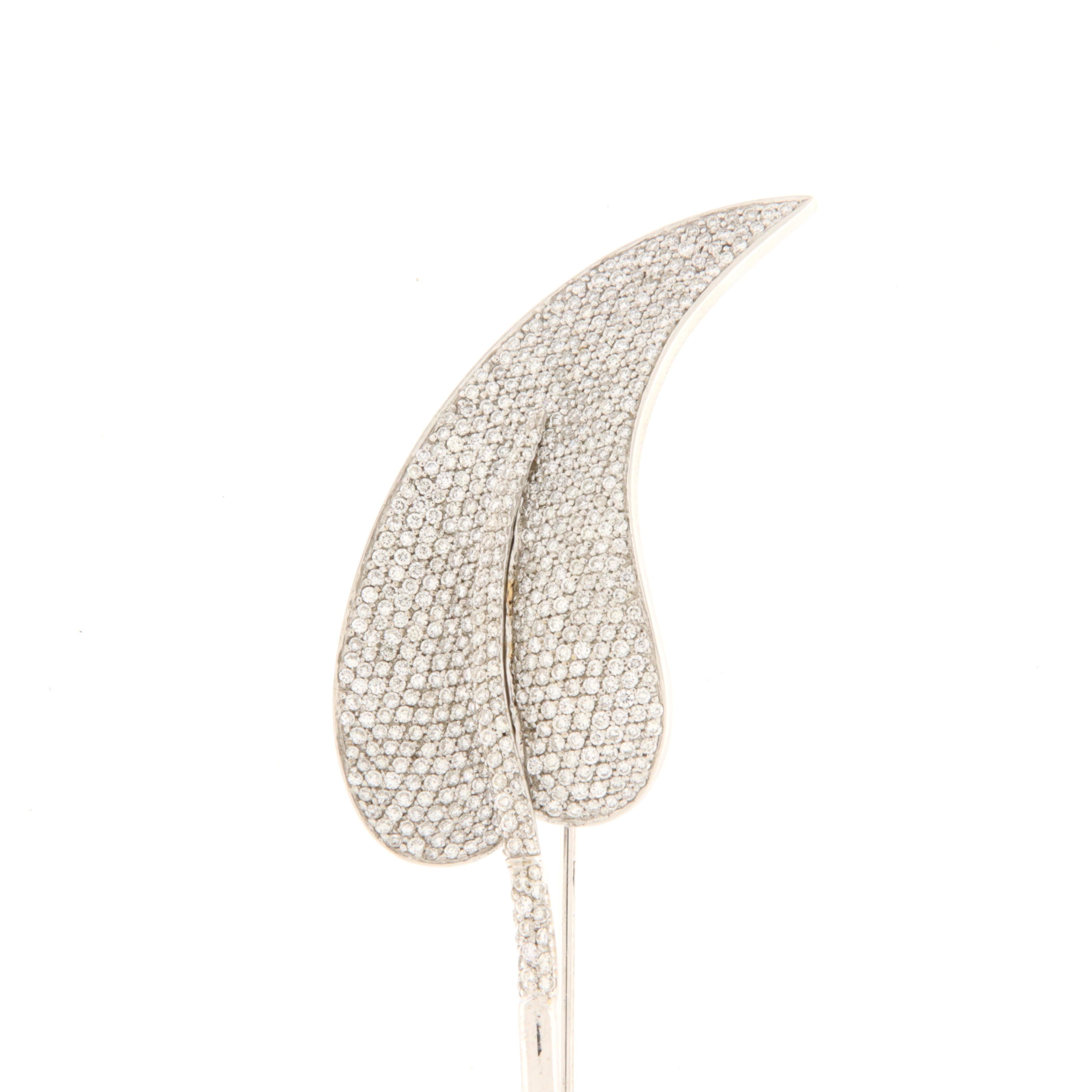 Round Cut Spilla a forma di foglia in oro bianco e brillanti in vendita