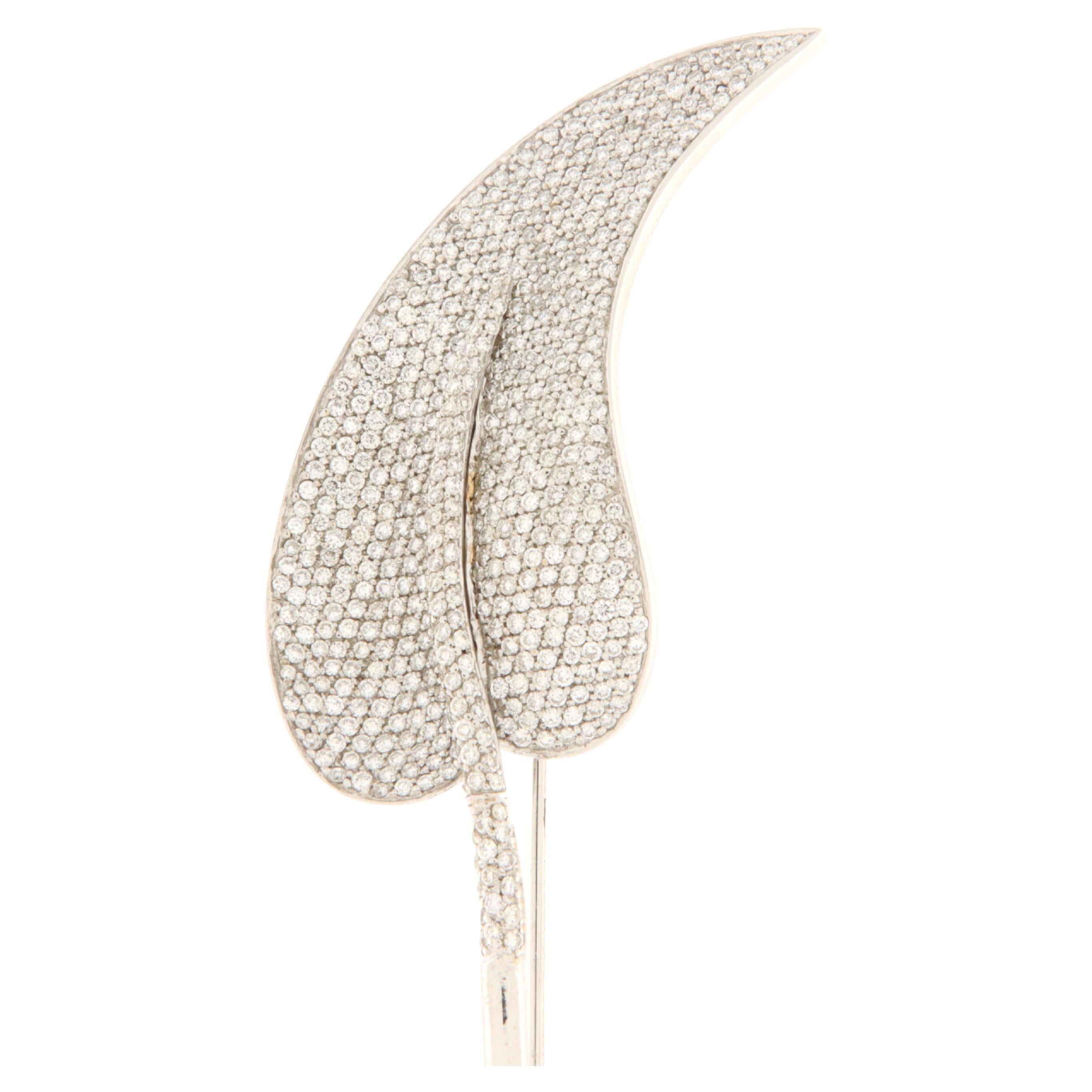 Leaf-shaped brooch in white gold and diamonds