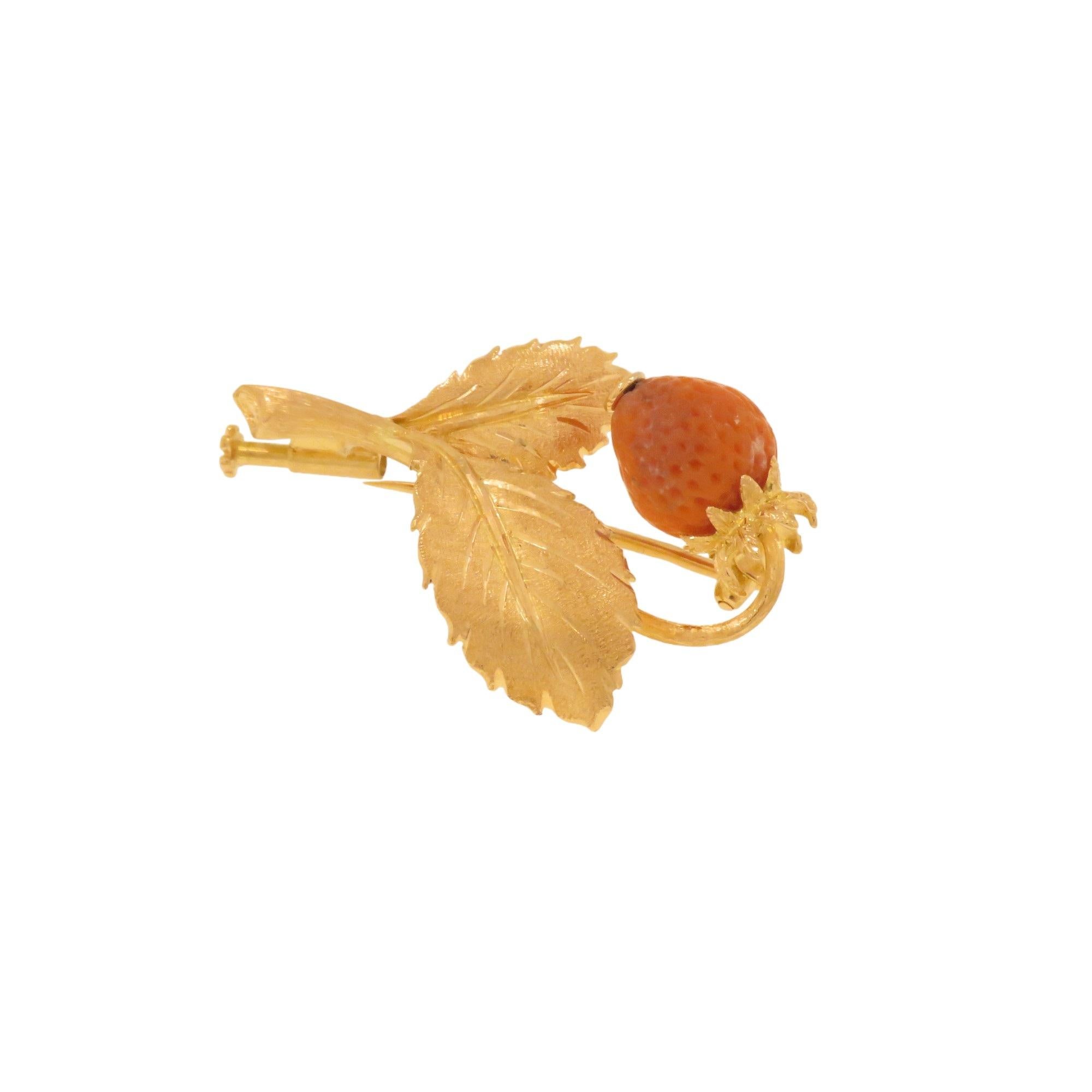 Retro Strawberry-shaped brooch in yellow gold For Sale