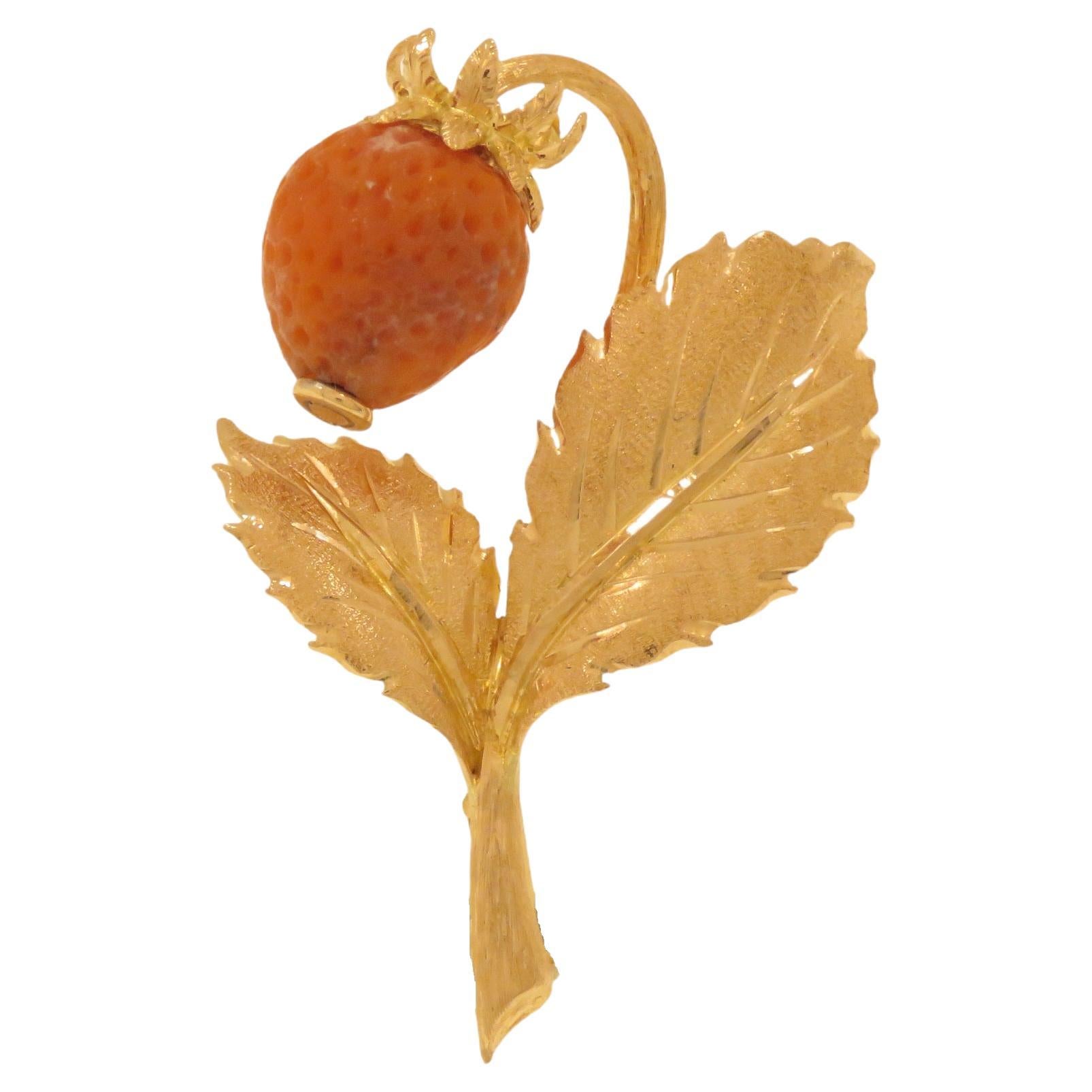 Strawberry-shaped brooch in yellow gold For Sale