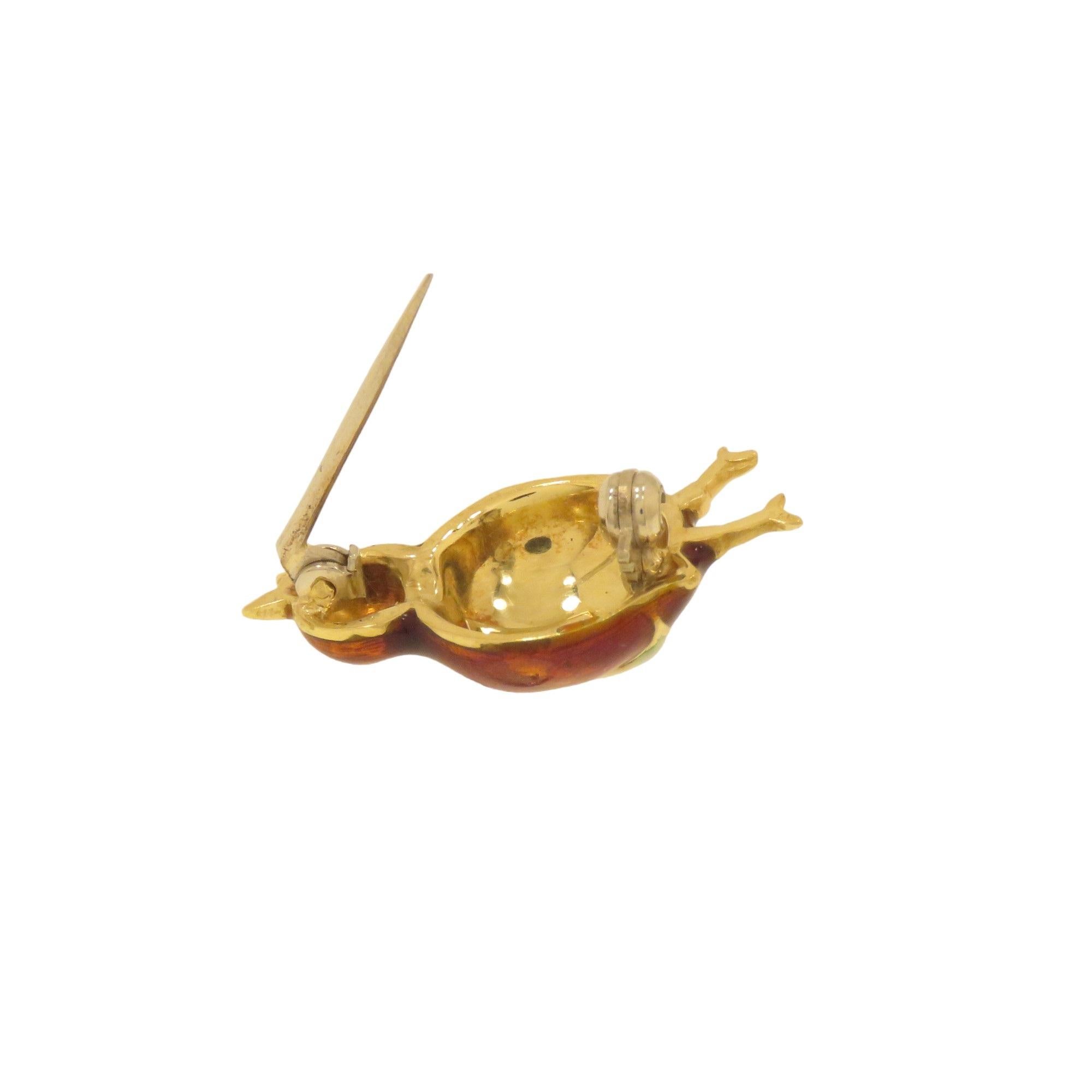 Chick-shaped brooch in gold with enamel In Excellent Condition For Sale In Milano, IT