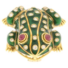 Frog-shaped brooch made of yellow gold, green enamel, diamonds and rubies