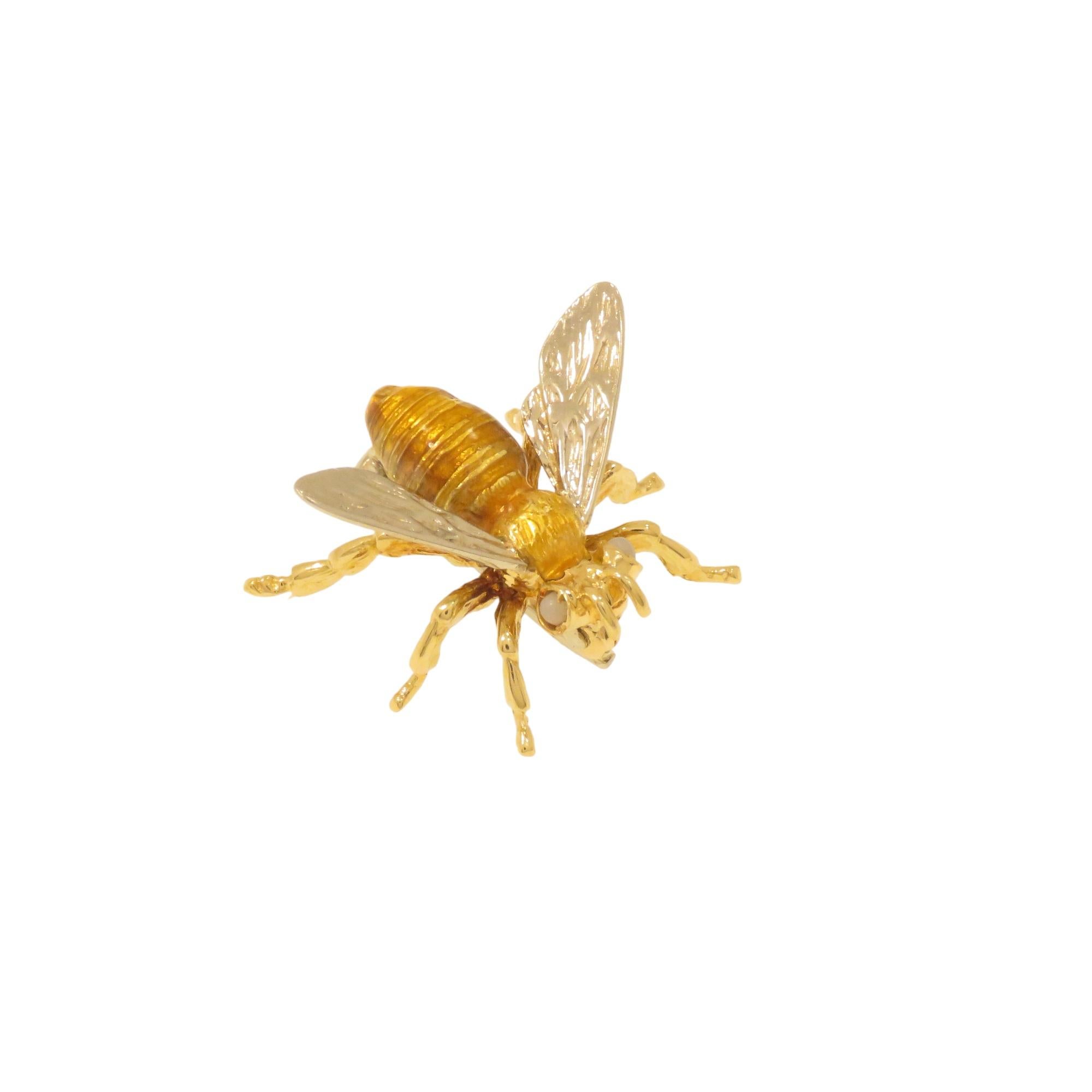 Questa spilla rappresenta un'ape ed è realizzata a mano curando i mini particolari. Prodotta in Italia tra il 1960 e 1970. Il corpo è in oro giallo 18 carati con smaltatura a fuoco e le ali in oro bianco sempre 18 carati. Negli occhi sono