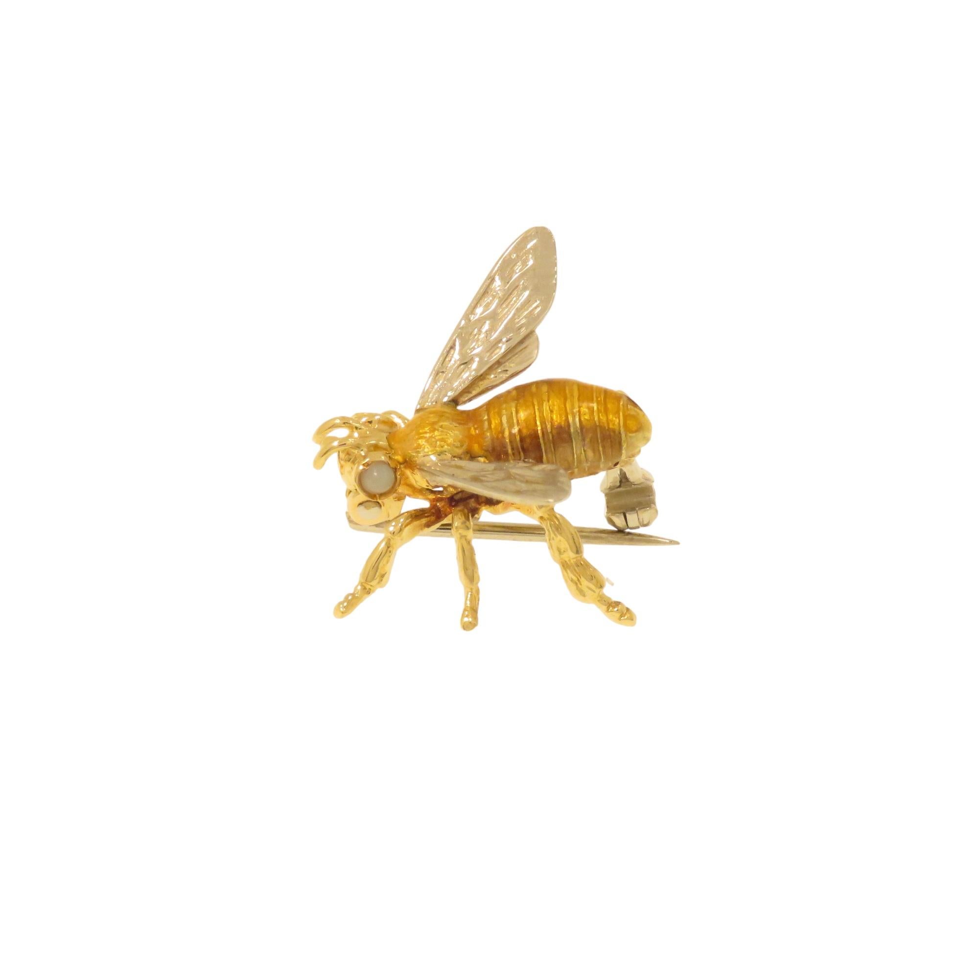 Rétro Broche abeille en or jaune et blanc avec émail  en vente