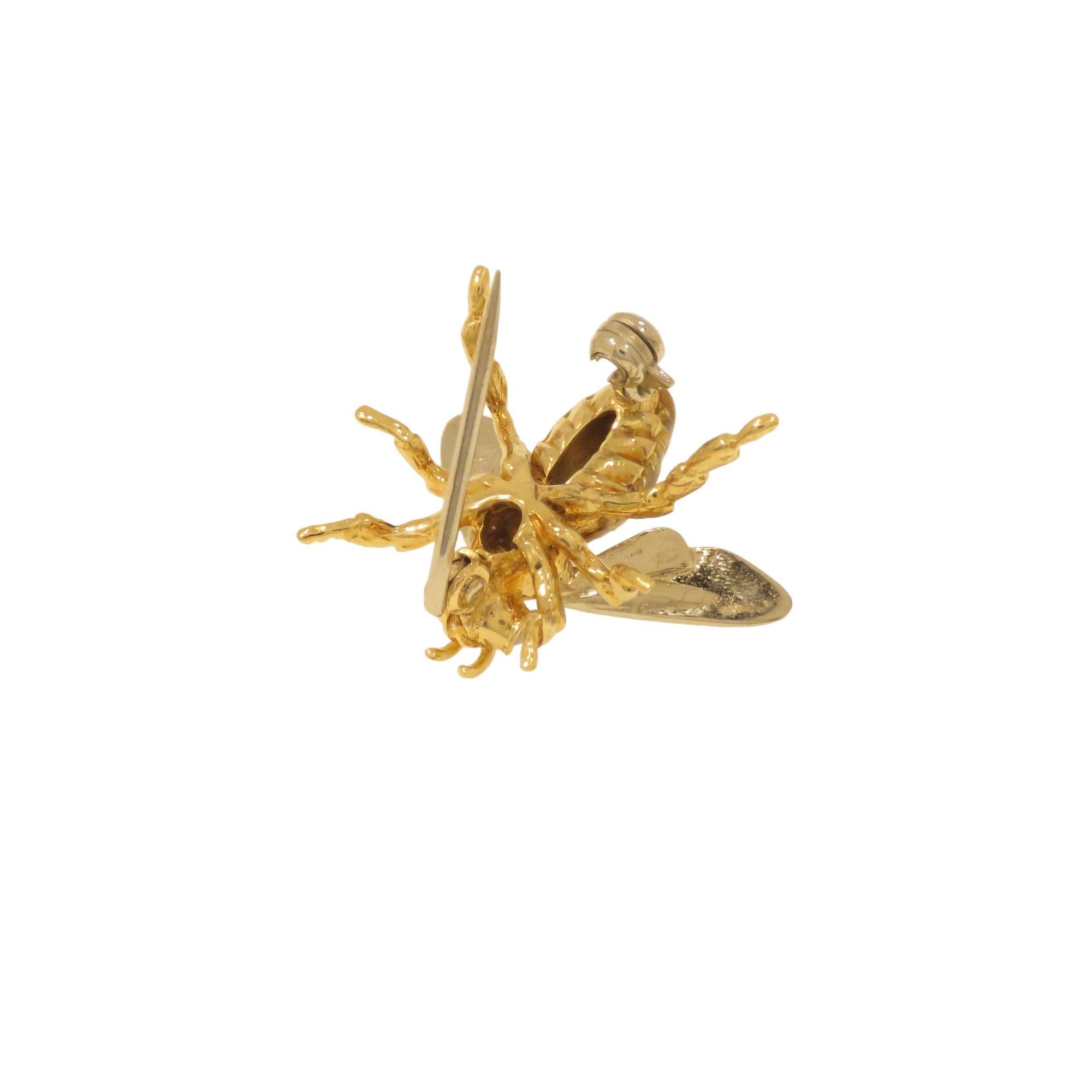 Broche abeille en or jaune et blanc avec émail  Excellent état - En vente à Milano, IT