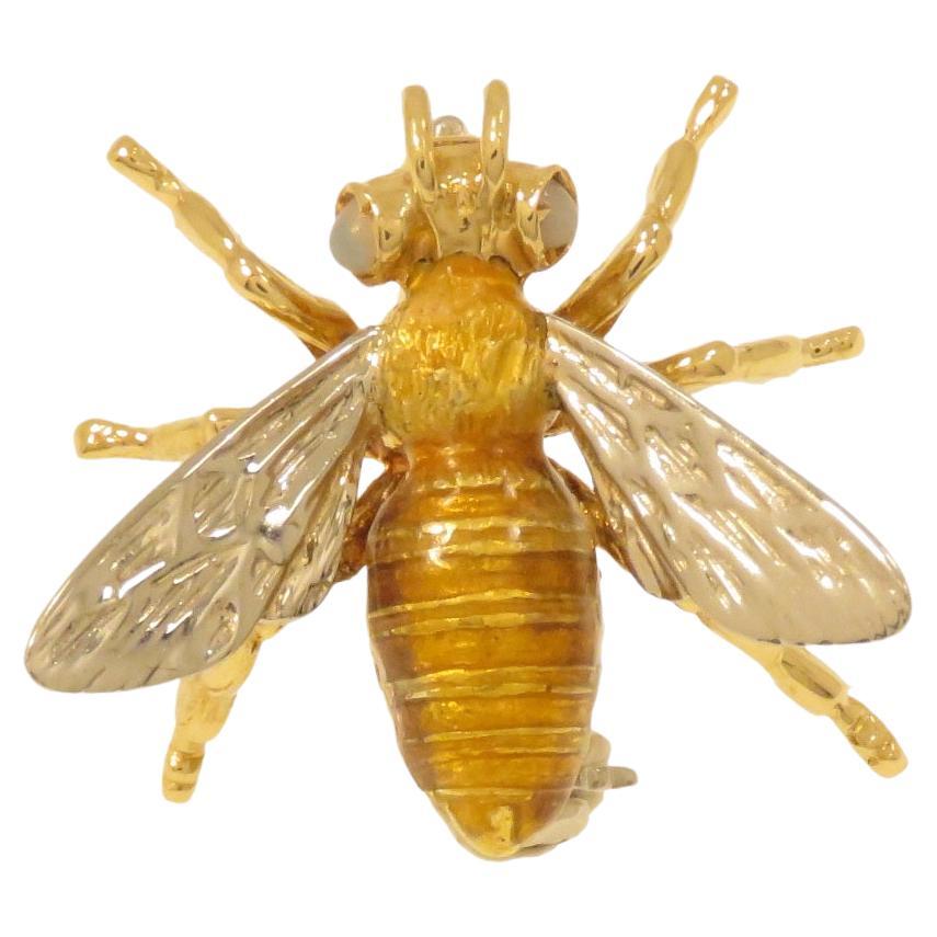 Broche abeille en or jaune et blanc avec émail  en vente