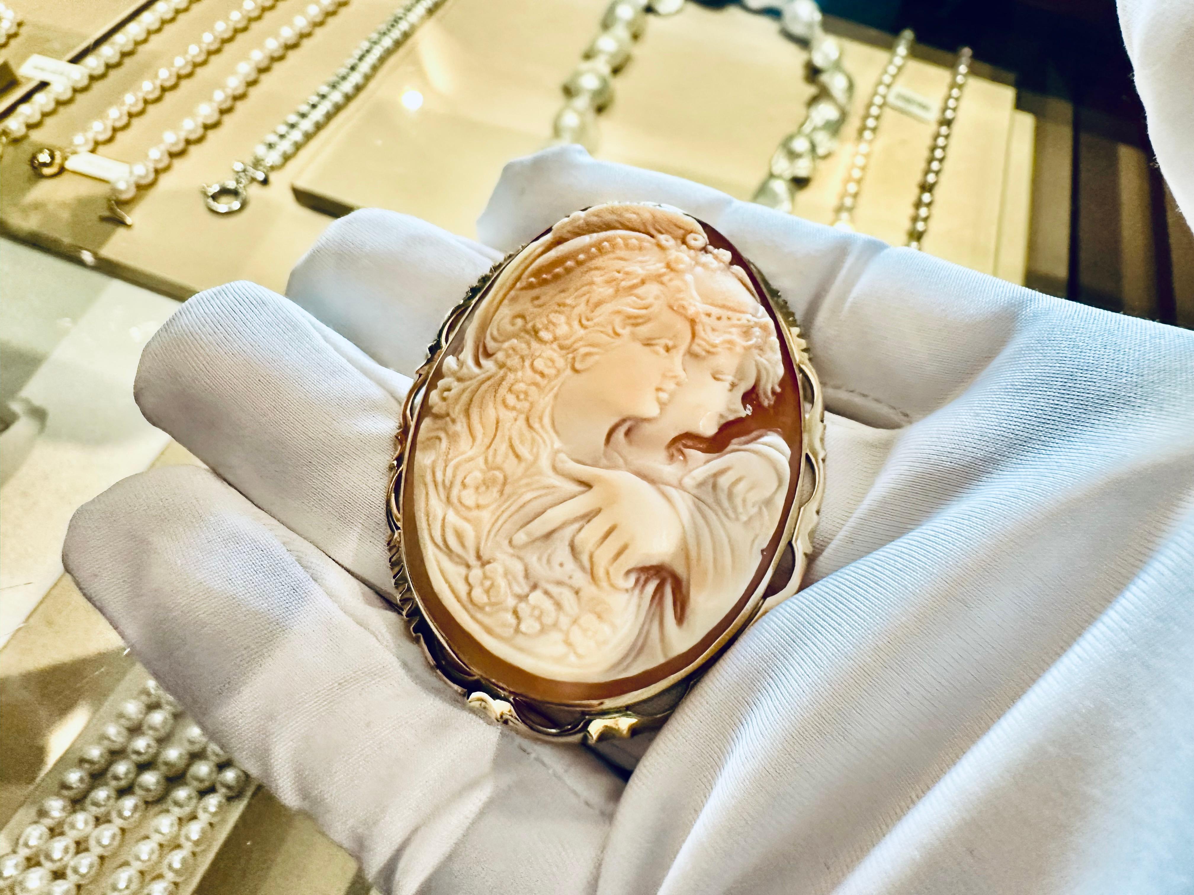 Spilla Cammeo in Oro Giallo 18kt – Un’Opera di Maestria Artigianale In New Condition For Sale In Guidizzolo, IT