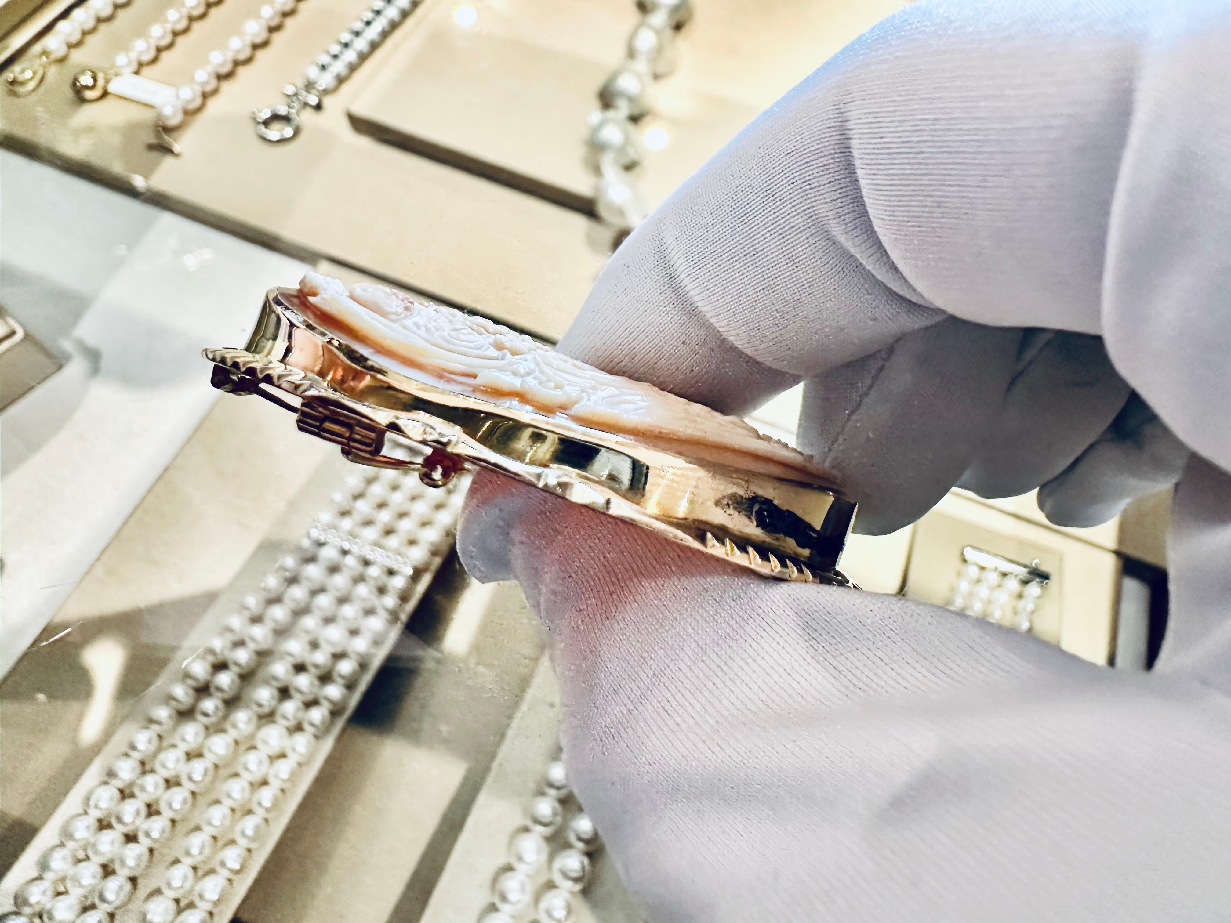 Spilla Cammeo in Oro Giallo 18kt – Un’Opera di Maestria Artigianale For Sale 2