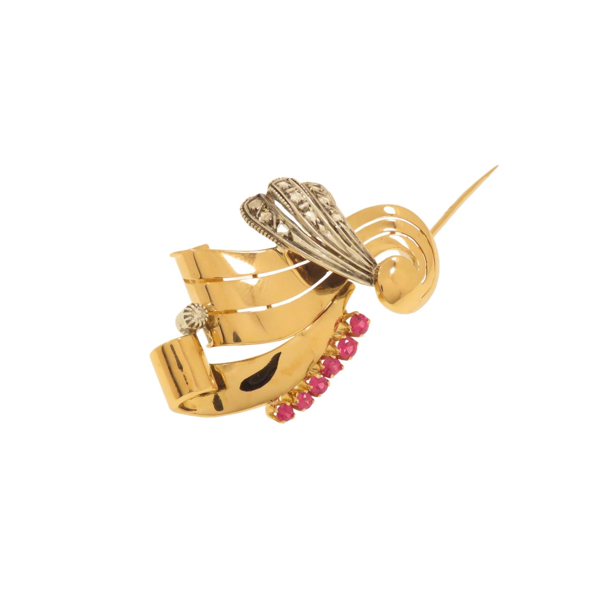 Gorgeous vintage ribbon brooch circa 1940 in 18K rose and white gold. Decorated with 9 rosette-cut diamonds of about 0.15 carat and 6 brilliant-cut rubies of about 0.50 carat. Questa raffinata spilla si fissa sul retro con un perno incernierato e