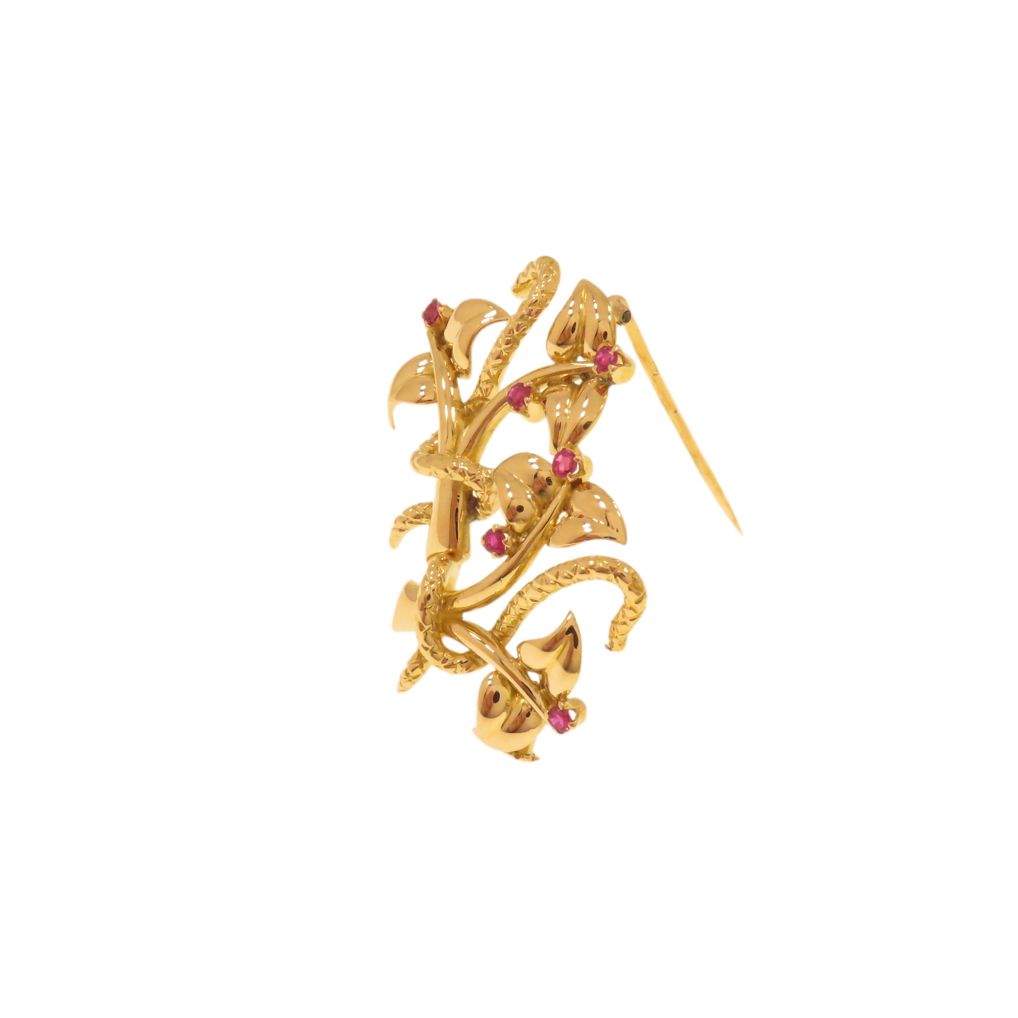 Gorgeous vintage brooch composed of floral elements intertwined with snake bodies. Handcrafted in the 1960s in 18-carat rose gold and decorated with 6 brilliant-cut rubies of about 0.20 carat. Questa raffinata spilla si fissa sul retro con un perno