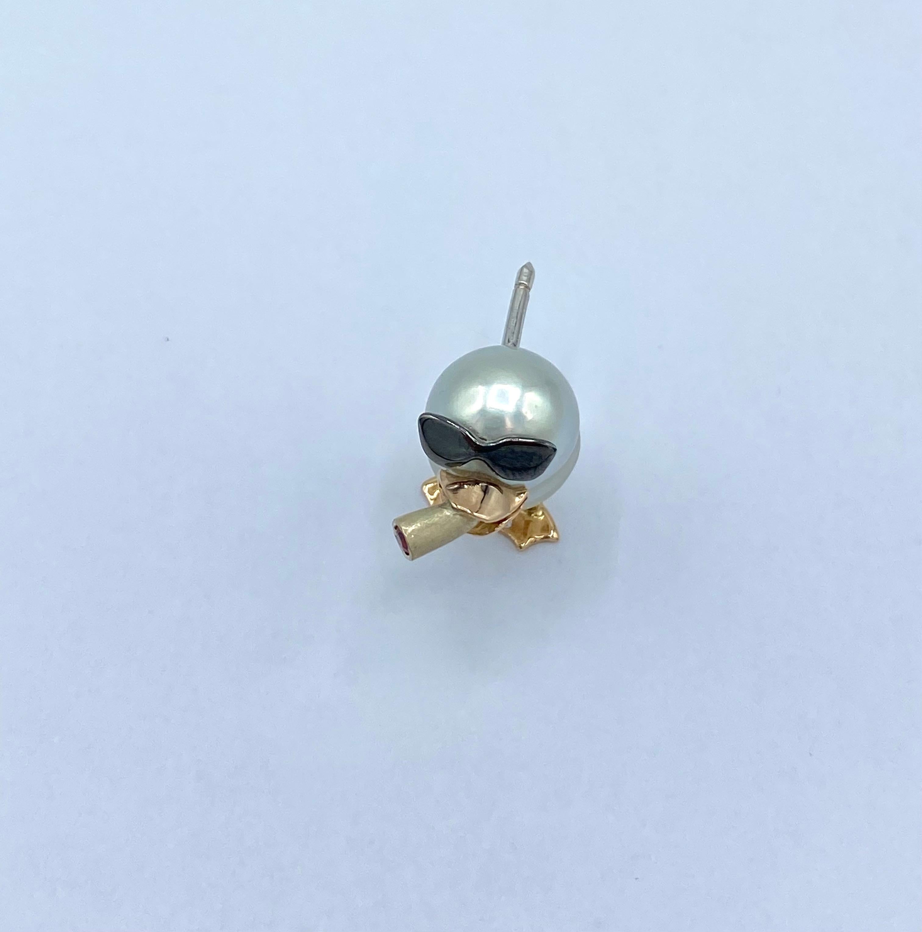 Con questa perla australiana da 10x12 mm ho voluto realizzare una spilla papero un po' estrosa.
It is Elegant and fun lends itself to wear with more casual dress or jacket. Suitable for an adult and younger person on an important occasion.
Il becco