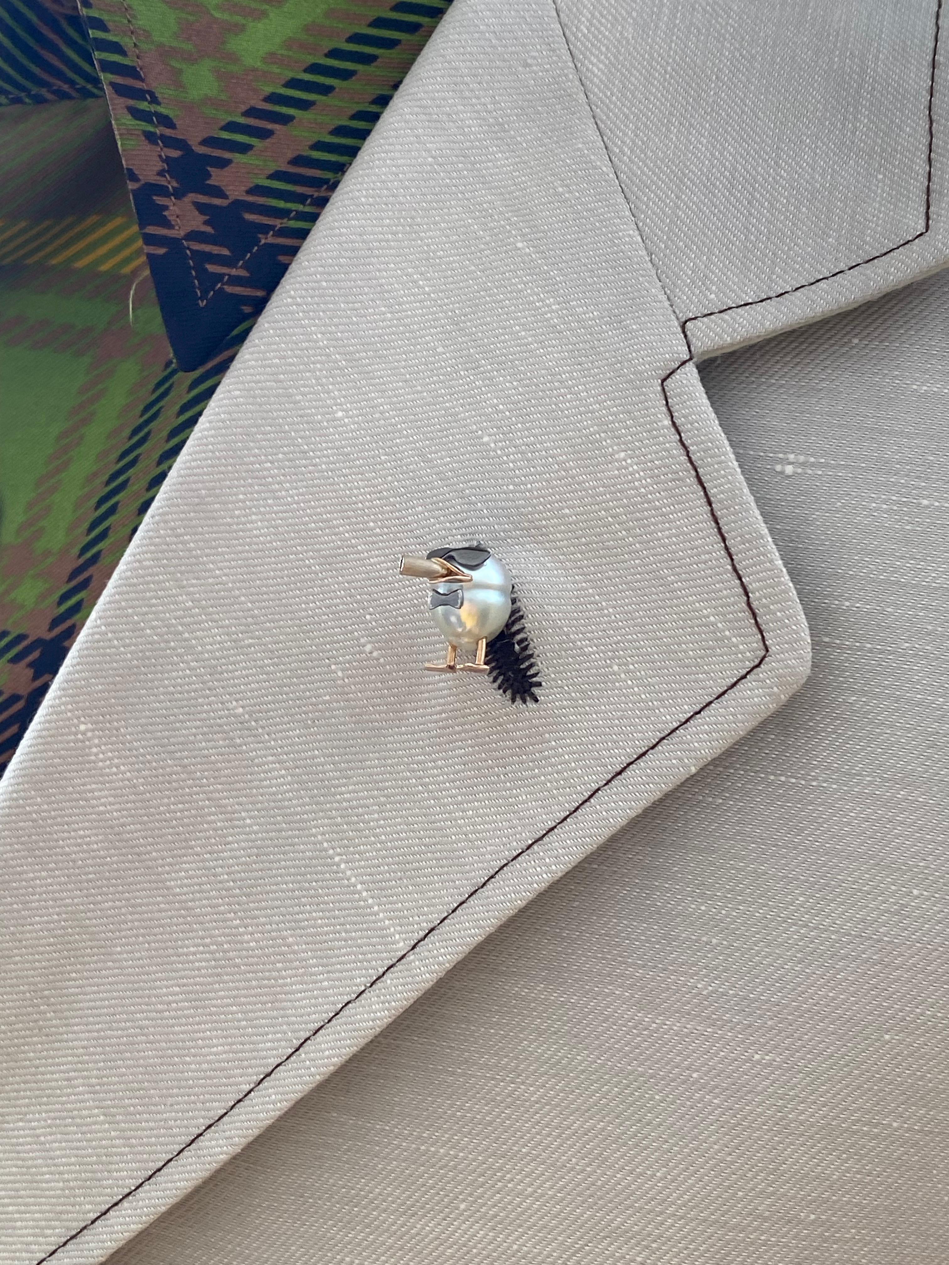 Duck jacket brooch cigar glasses and bow tie in 18Kt gold pearl and sapphire In New Condition For Sale In Bussolengo, Verona