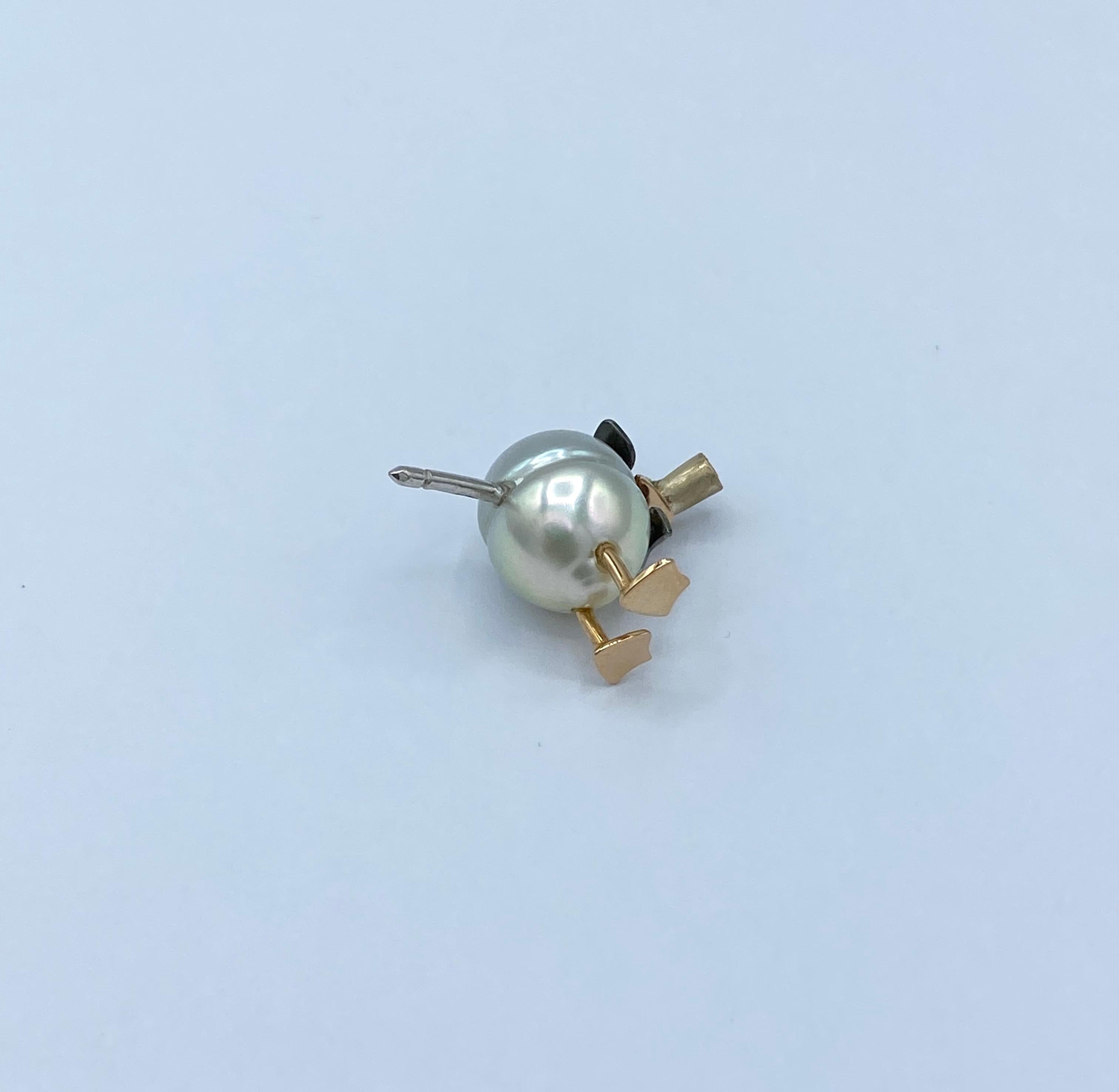 Women's or Men's Duck jacket brooch cigar glasses and bow tie in 18Kt gold pearl and sapphire For Sale