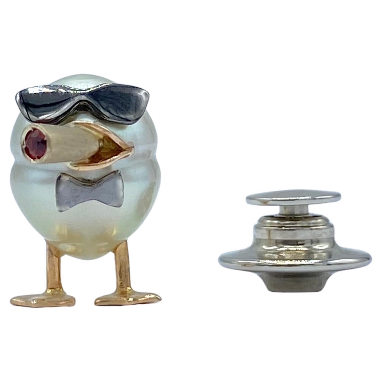 Duck jacket brooch cigar glasses and bow tie in 18Kt gold pearl and sapphire