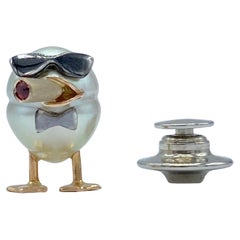 Duck jacket brooch cigar glasses and bow tie in 18Kt gold pearl and sapphire