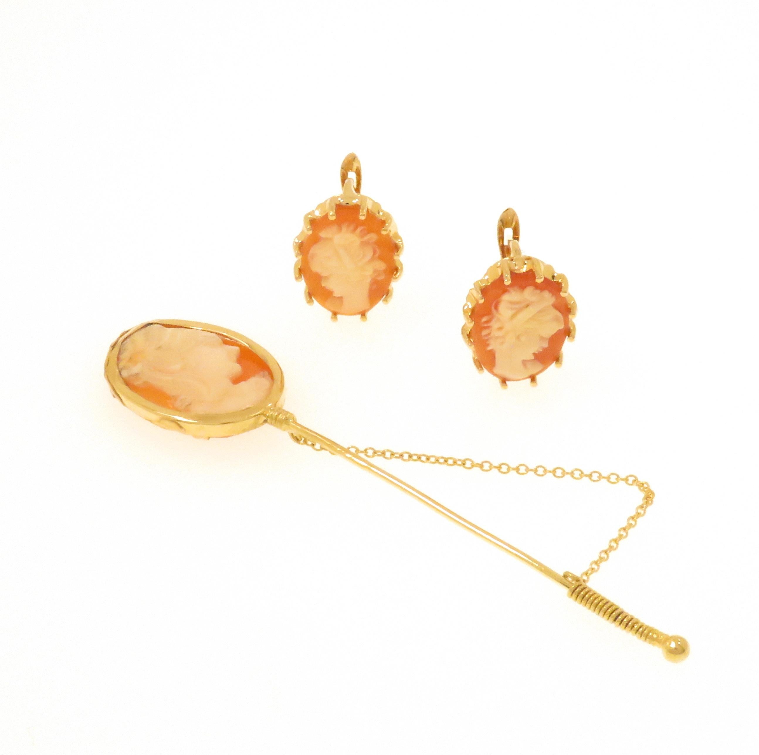 Orecchini a monachella vintage in oro giallo 18k e spilla abbinata, entrambi con cammei in madreperla incisi a mano. Los orecchini y la espátula tienen la marca 750 de oro de 18 quilates.

Realizzati a mano in: oro giallo 18k.
Dimensione di ogni