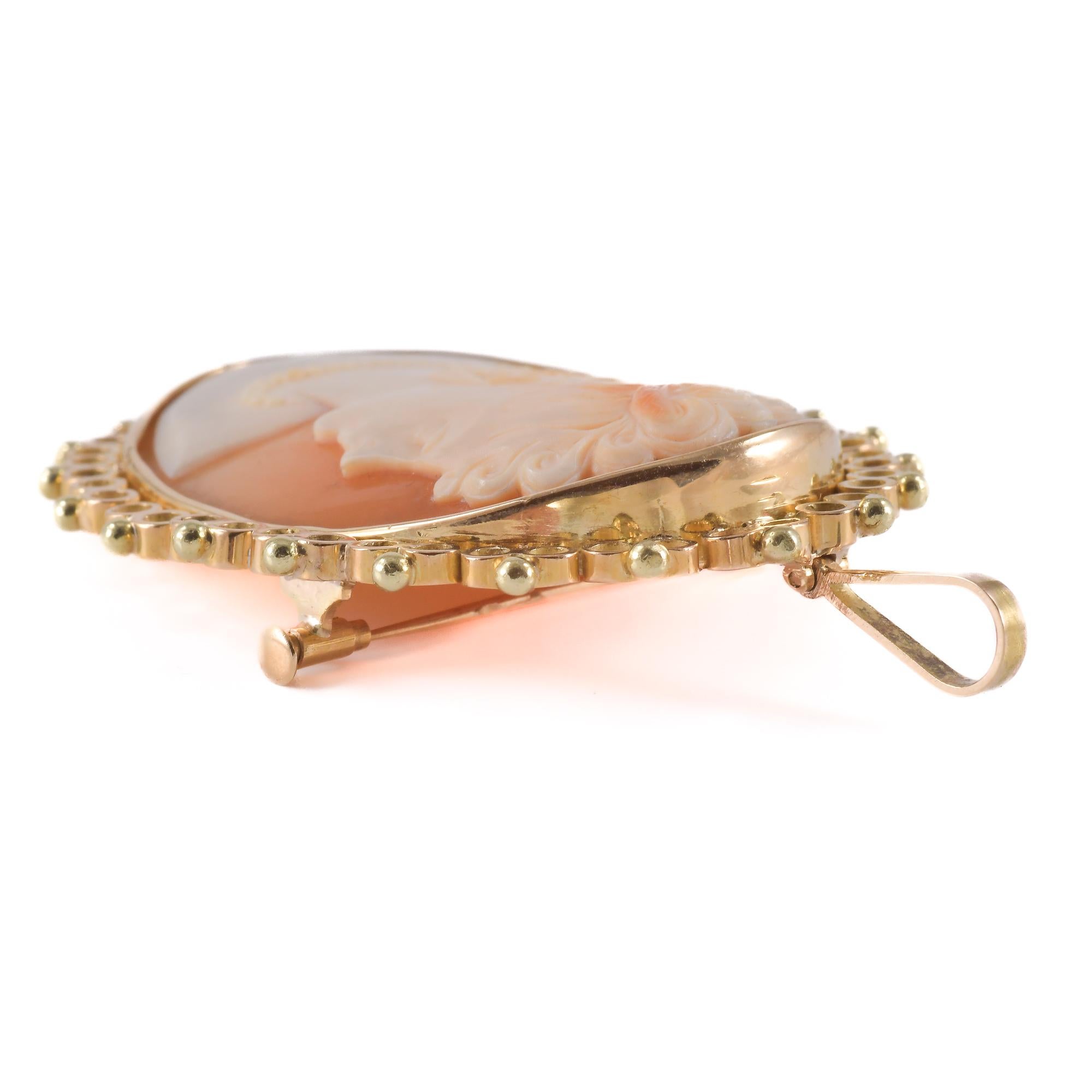 Spilla e pendente in in oro 18k 8750/1000) raffigurante un Cammeo di donna in Conchiglia.
prodotto in Italia nel 1950 circa.