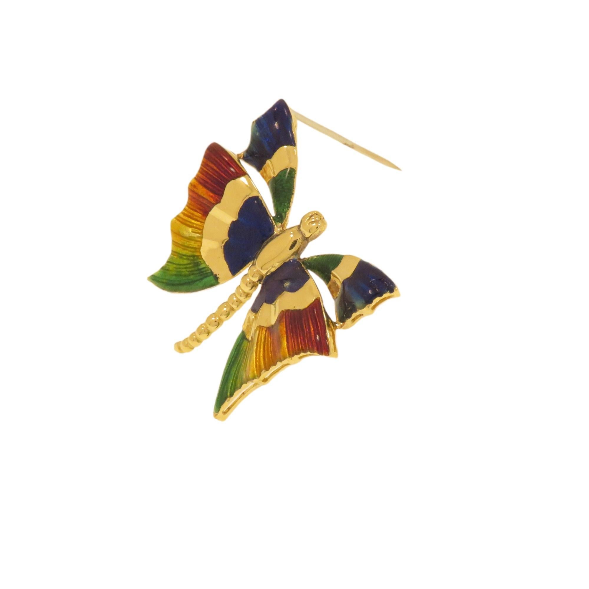 Elegante spilla d'epoca a forma di farfalla realizzata in oro giallo 18 carati. Le ali sono smaltate a fuoco in più colori. Realizzata a mano in Italia nel 1970 circa. Le dimensioni della spilla sono 38x32 mm / 1.496x1.259 inches e pesa 11.6 grammi.