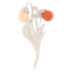 Broche doble flor con pétalos de oro blanco, brillantes y corales