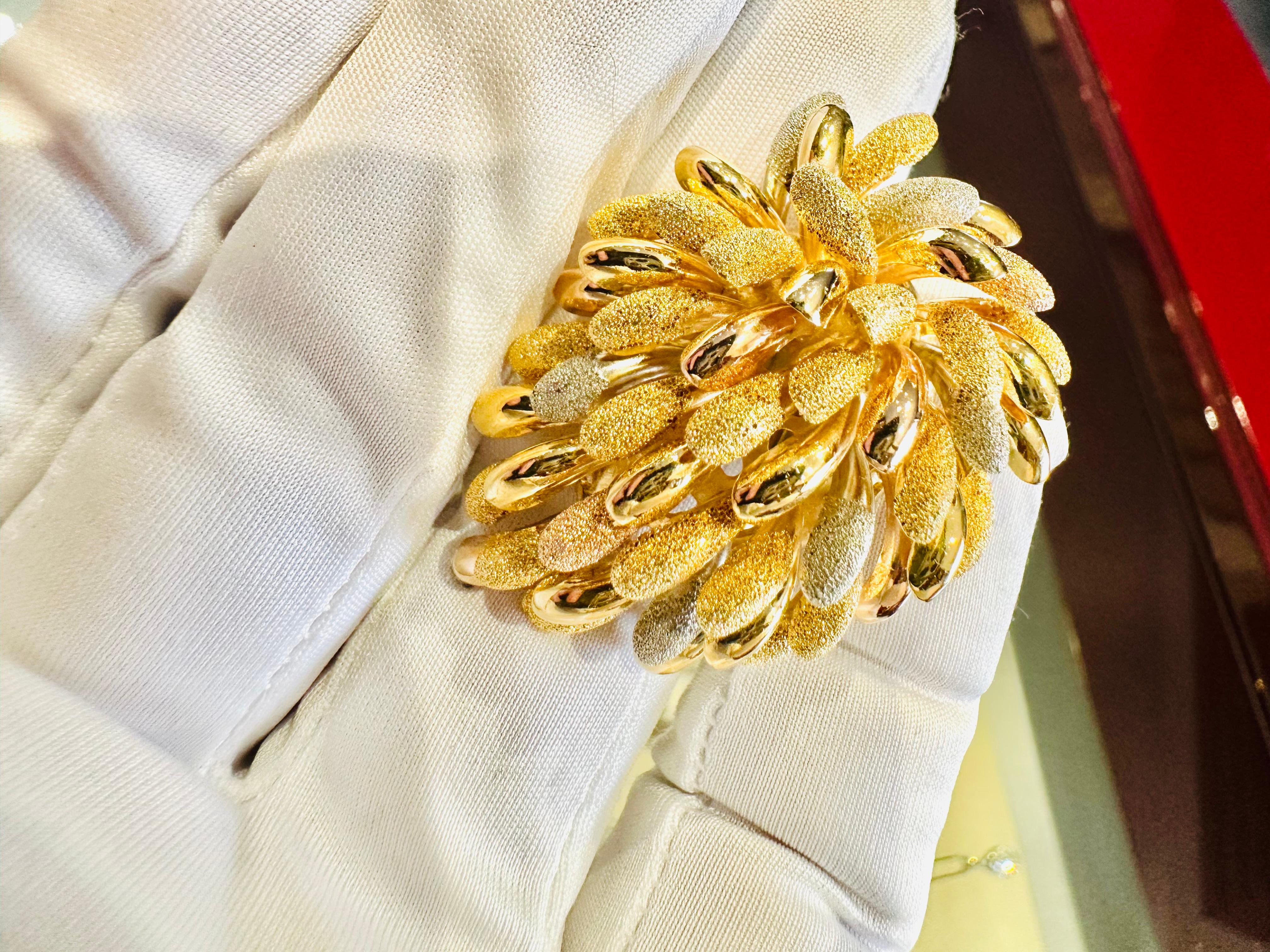 Spilla Fiore in Oro Giallo, Bianco e Rosé 18kt – Eleganza e Maestria Artigianale For Sale 6