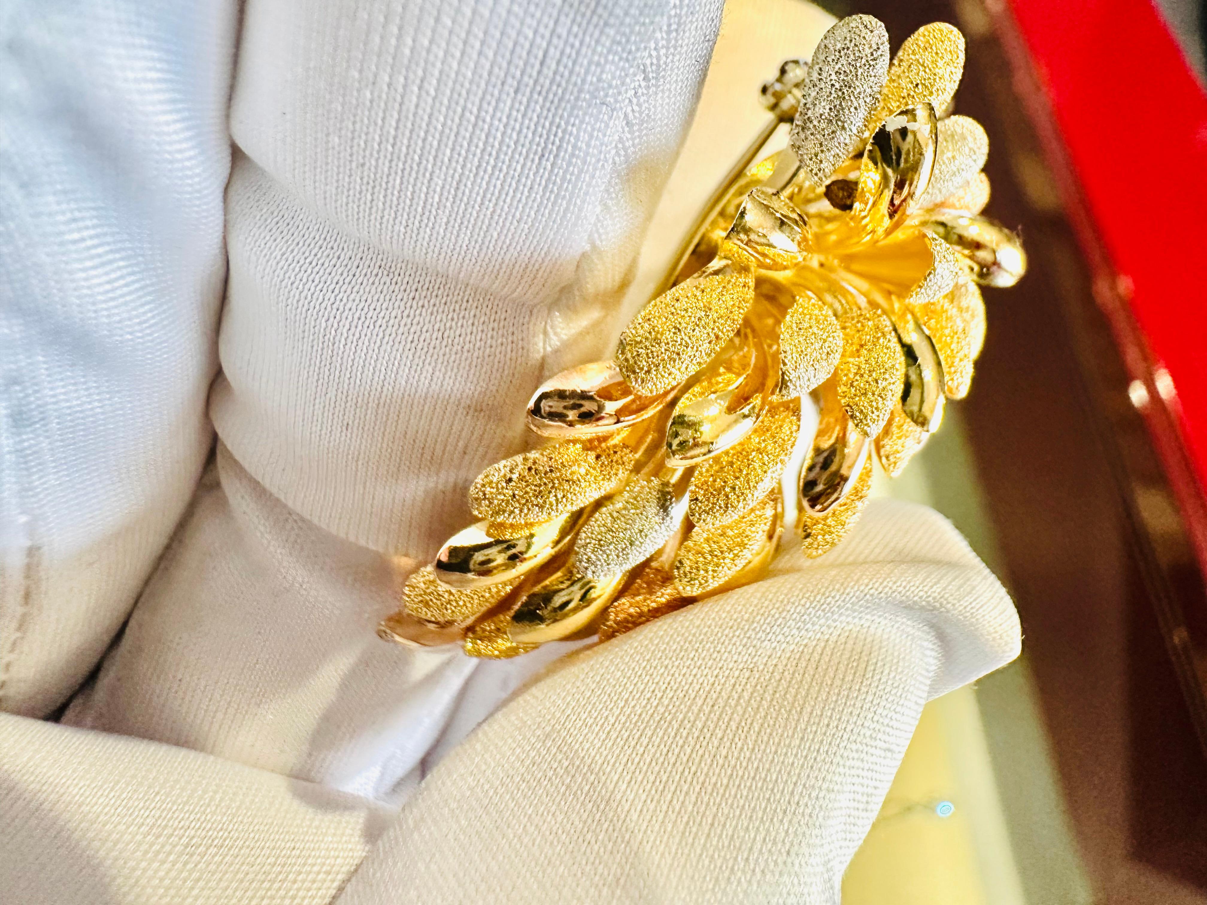Spilla Fiore in Oro Giallo, Bianco e Rosé 18kt – Eleganza e Maestria Artigianale For Sale 7