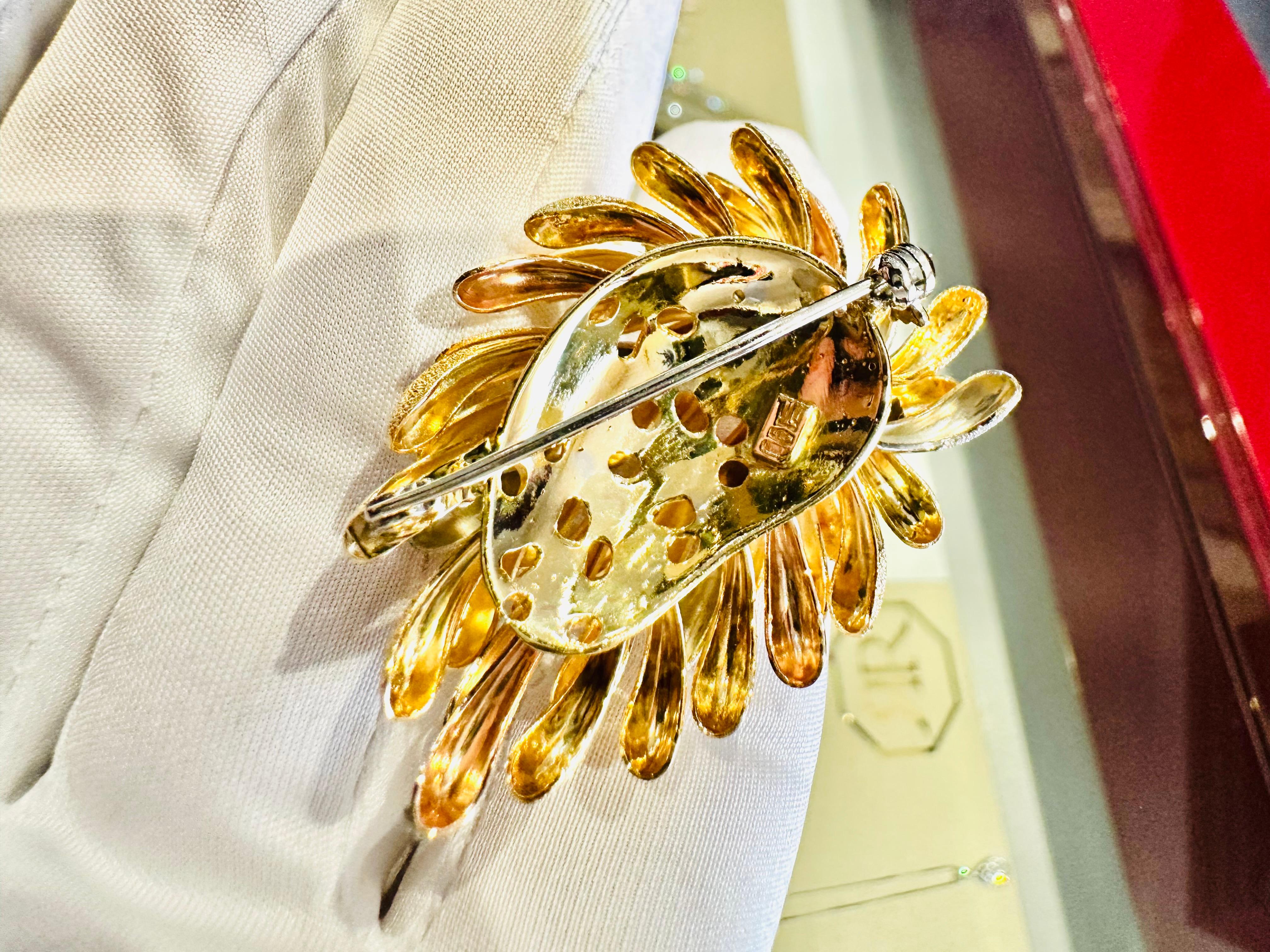 Spilla Fiore in Oro Giallo, Bianco e Rosé 18kt – Eleganza e Maestria Artigianale For Sale 8