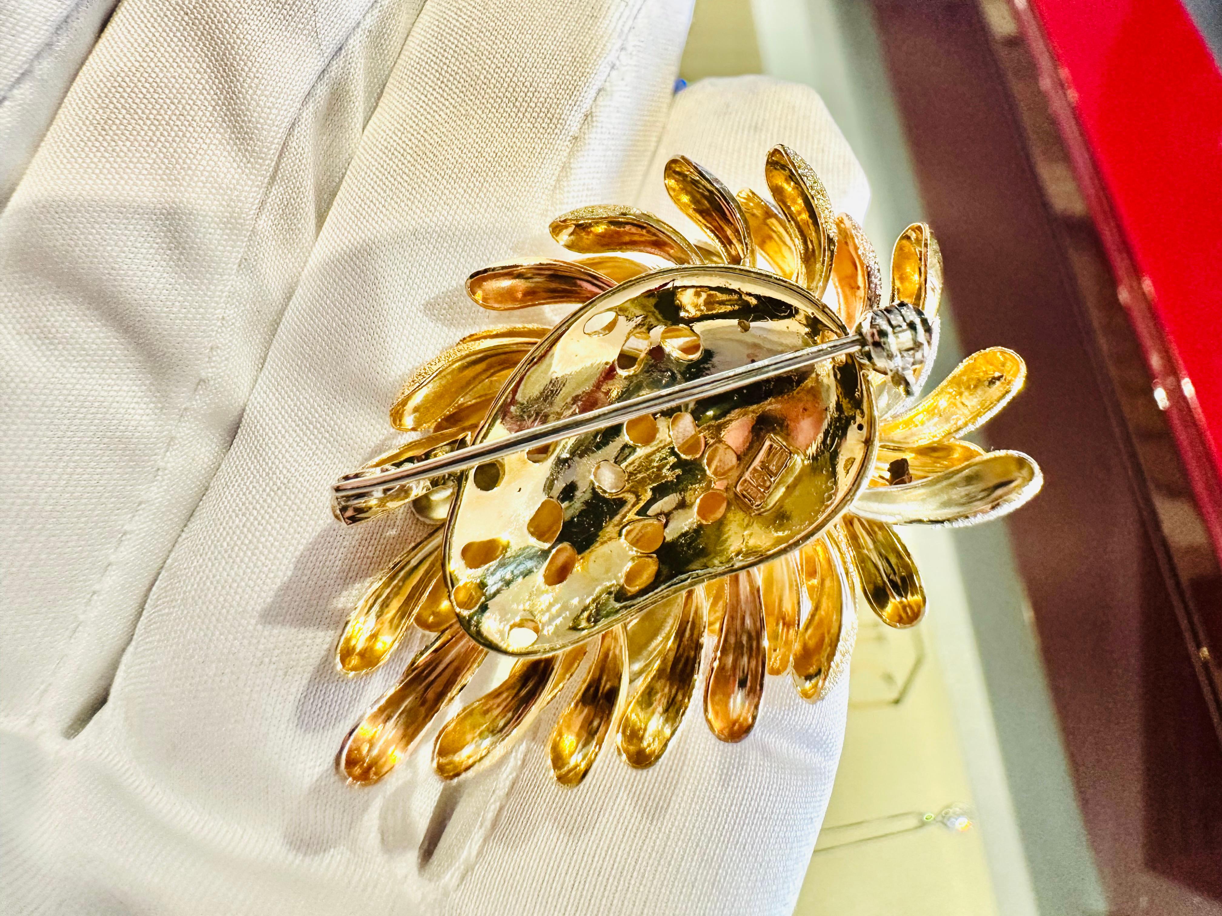 Spilla Fiore in Oro Giallo, Bianco e Rosé 18kt – Eleganza e Maestria Artigianale For Sale 9