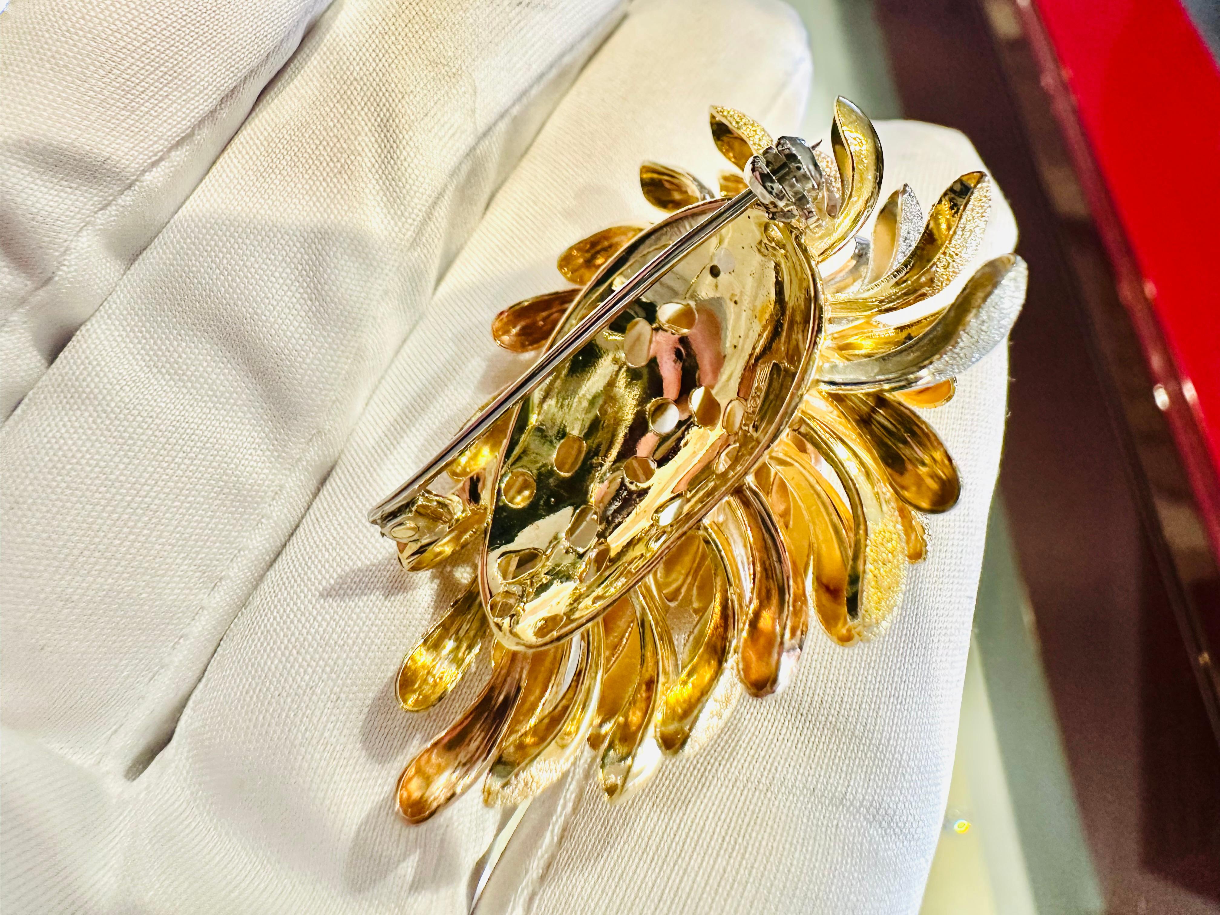 Spilla Fiore in Oro Giallo, Bianco e Rosé 18kt – Eleganza e Maestria Artigianale For Sale 10