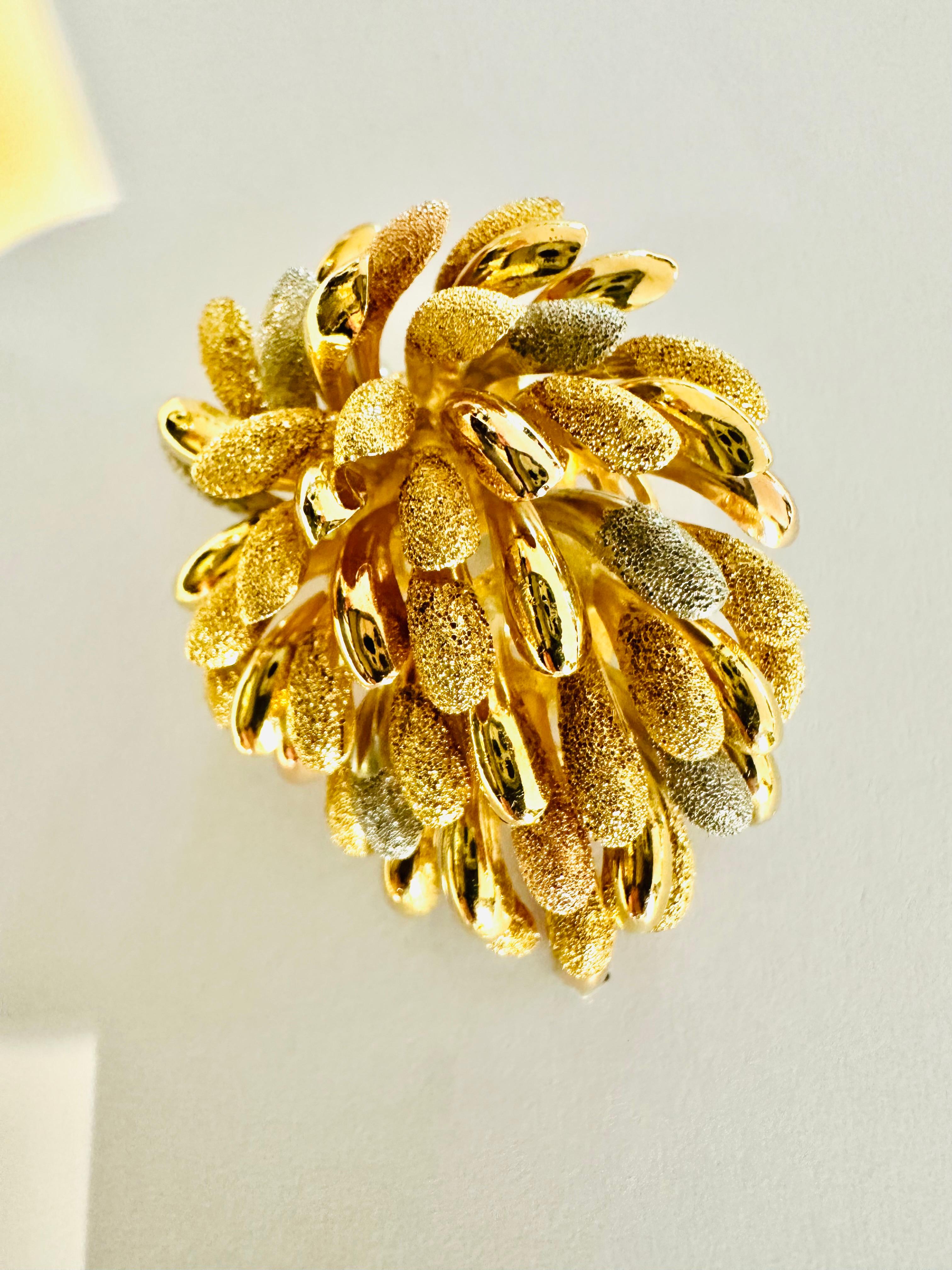 Spilla Fiore in Oro Giallo, Bianco e Rosé 18kt – Eleganza e Maestria Artigianale In New Condition For Sale In Guidizzolo, IT
