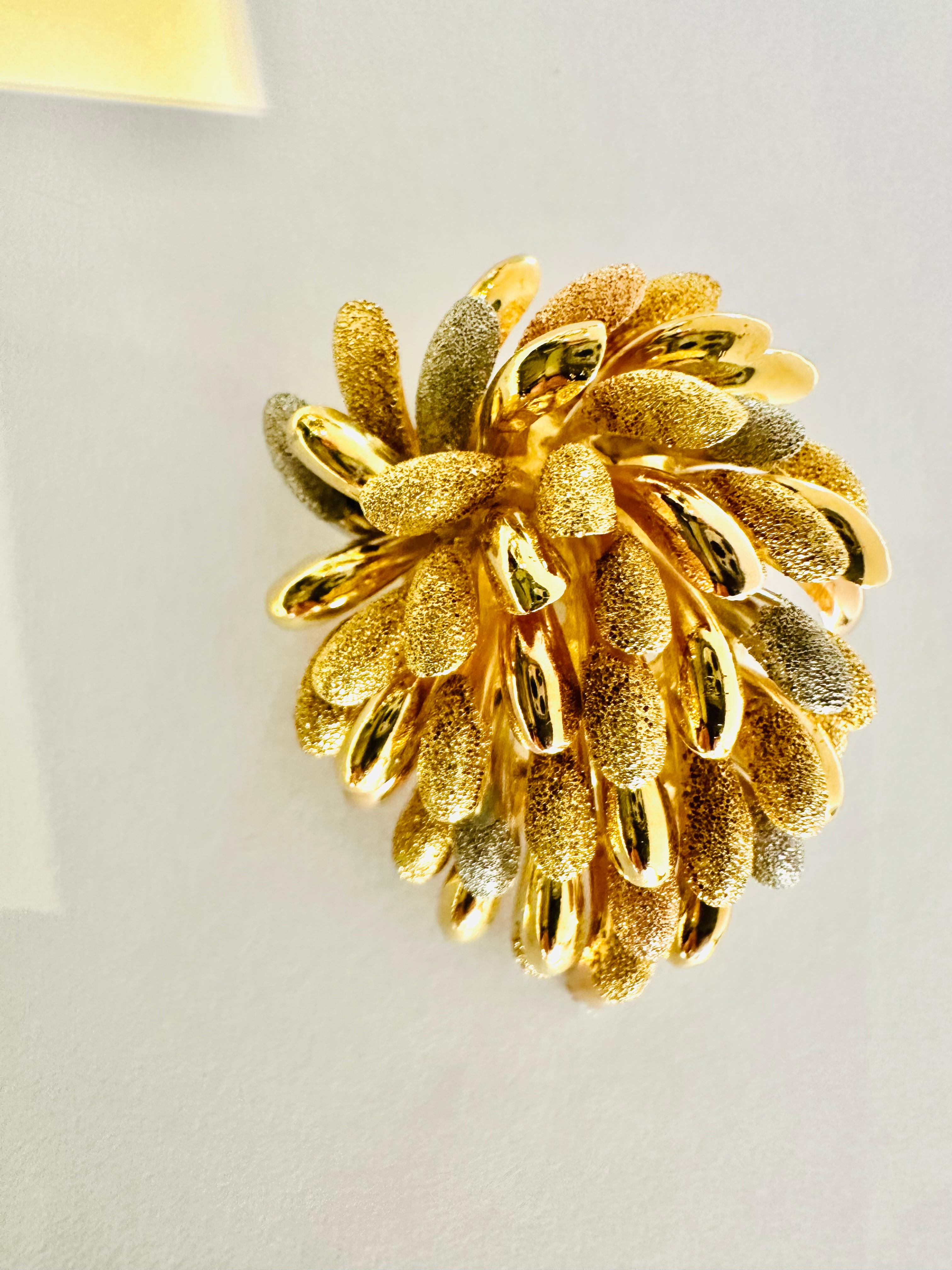 Women's Spilla Fiore in Oro Giallo, Bianco e Rosé 18kt – Eleganza e Maestria Artigianale For Sale