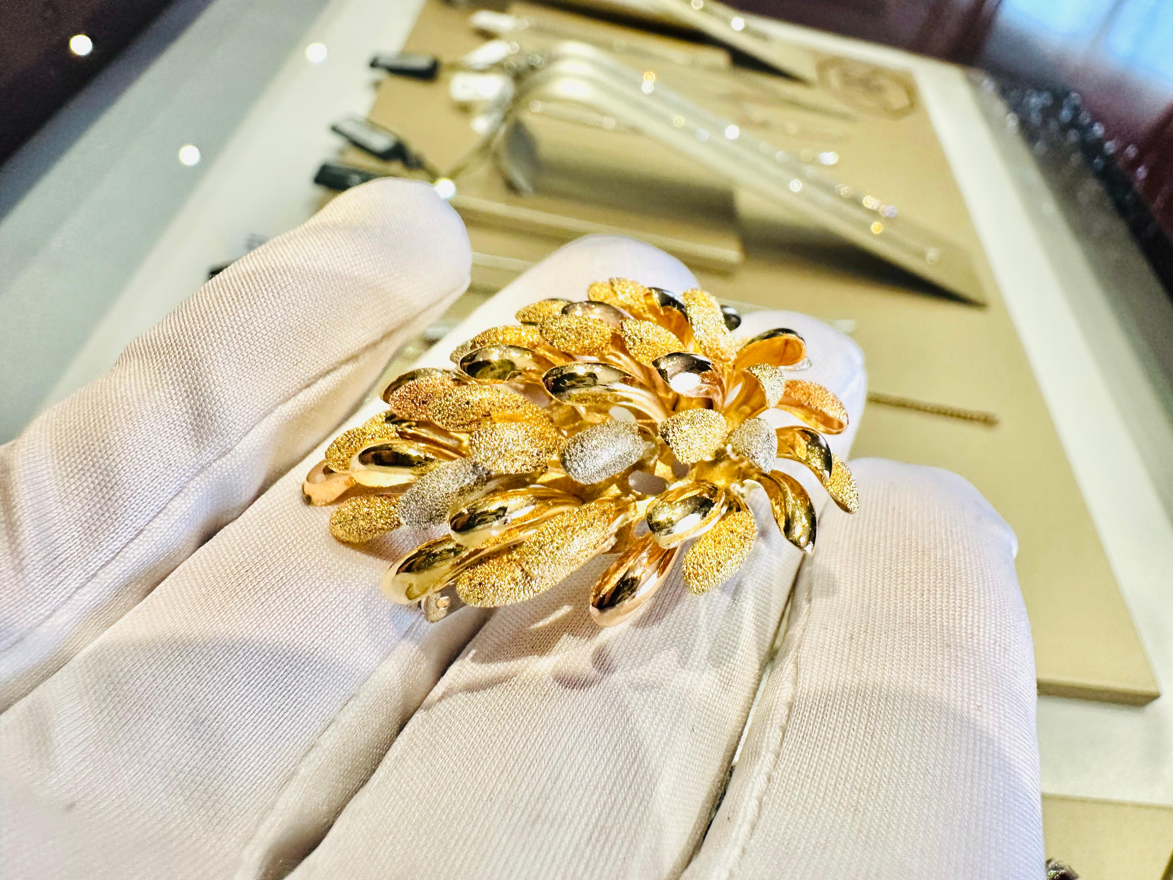 Spilla Fiore in Oro Giallo, Bianco e Rosé 18kt – Eleganza e Maestria Artigianale For Sale 1