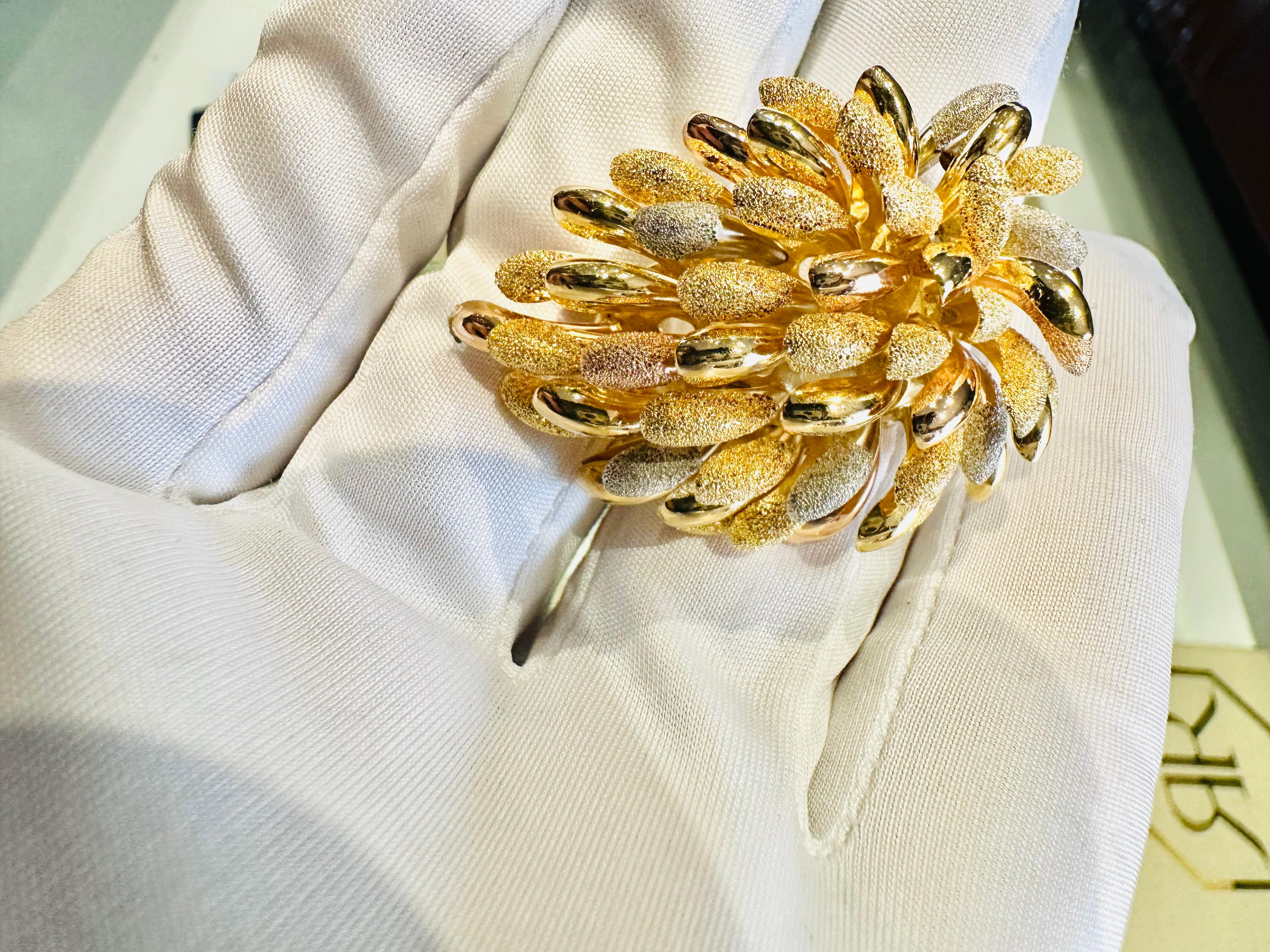 Spilla Fiore in Oro Giallo, Bianco e Rosé 18kt – Eleganza e Maestria Artigianale For Sale 2