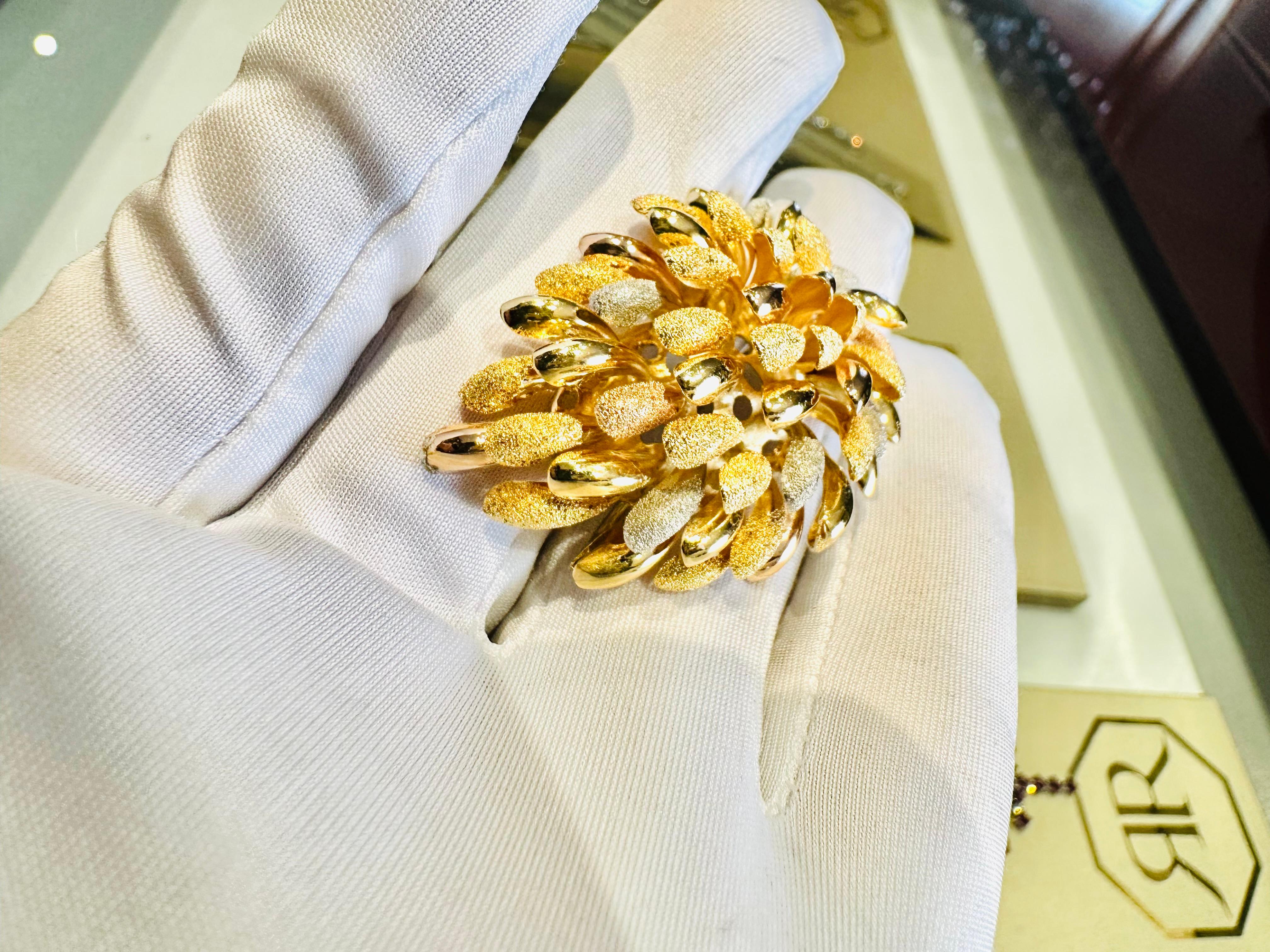 Spilla Fiore in Oro Giallo, Bianco e Rosé 18kt – Eleganza e Maestria Artigianale For Sale 3