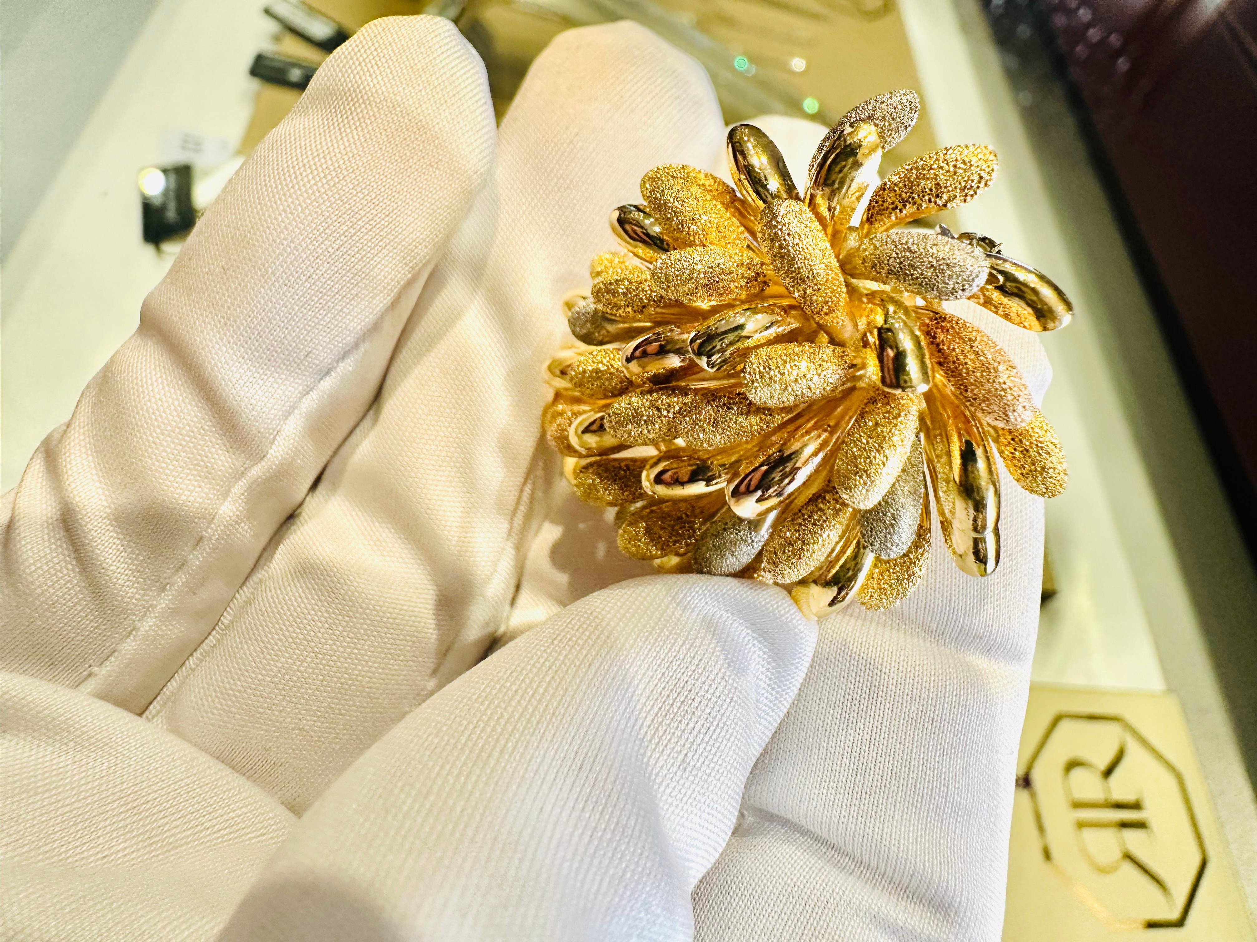 Spilla Fiore in Oro Giallo, Bianco e Rosé 18kt – Eleganza e Maestria Artigianale For Sale 4
