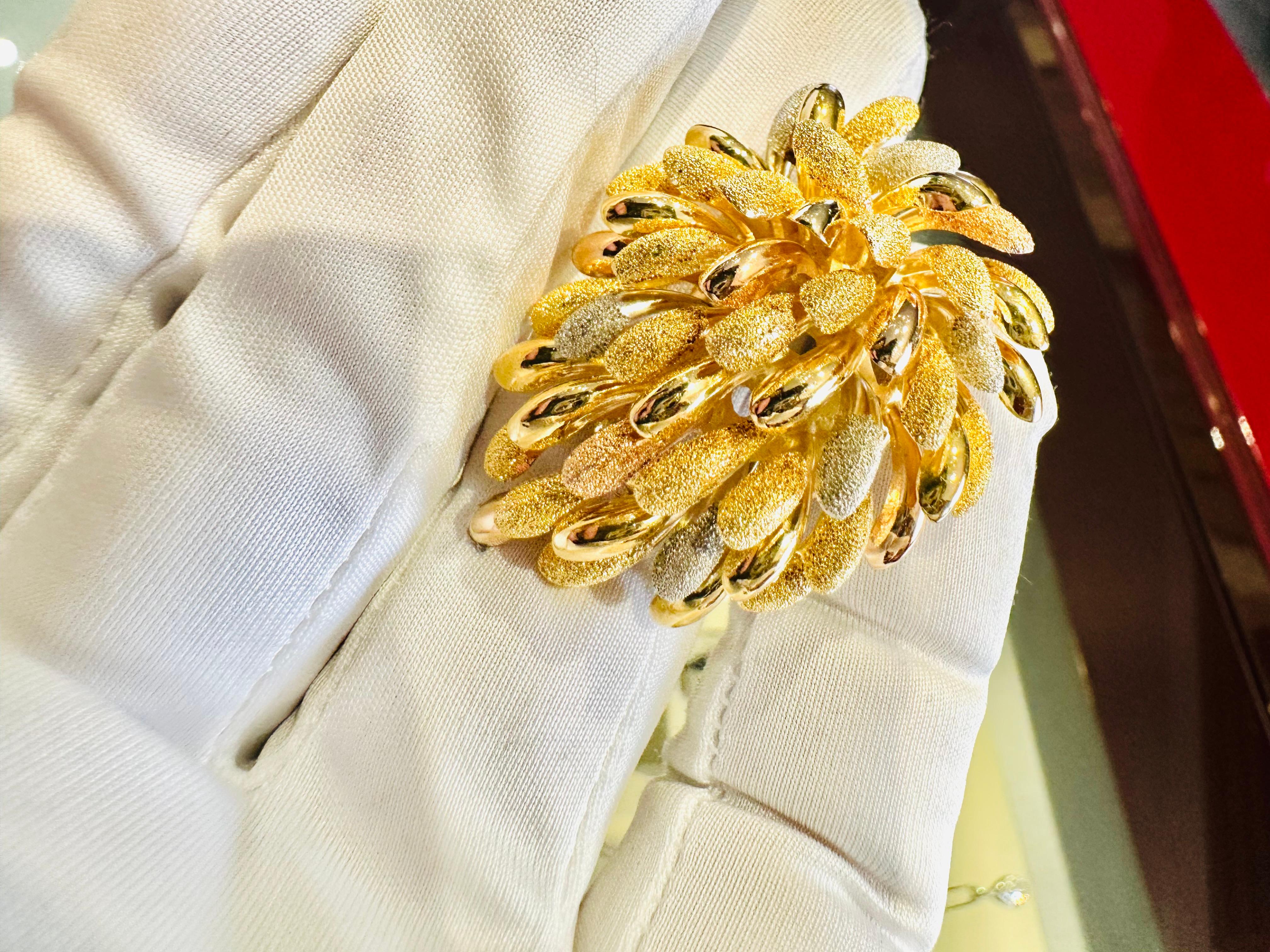 Spilla Fiore in Oro Giallo, Bianco e Rosé 18kt – Eleganza e Maestria Artigianale For Sale 5