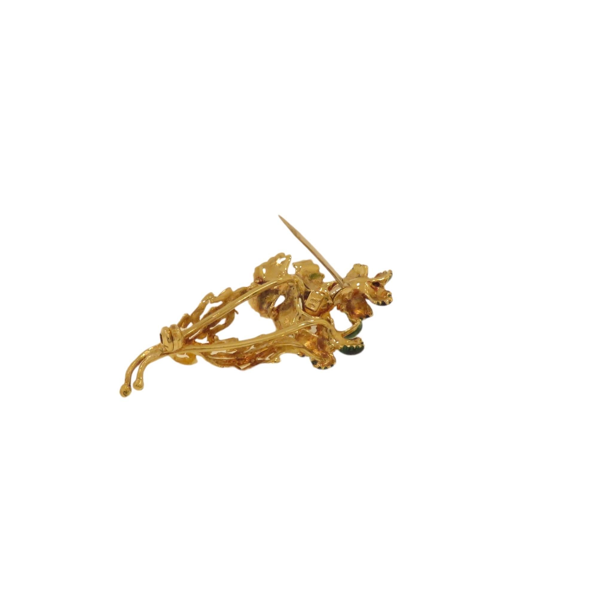 Retro Spilla floreale con smalto in oro giallo For Sale