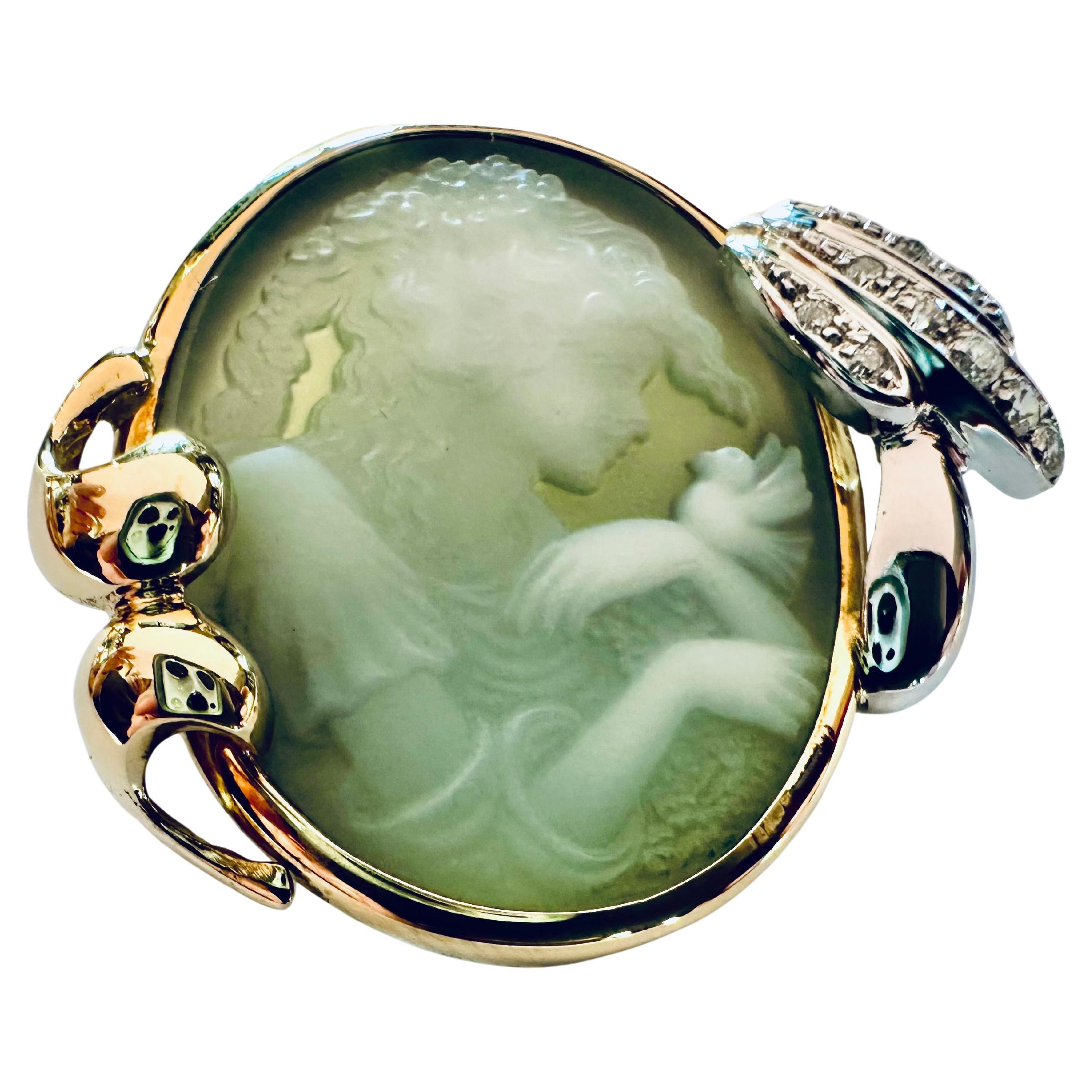 Broche en jade vert, or jaune et blanc 18kt - Elégance et raffinement Nature