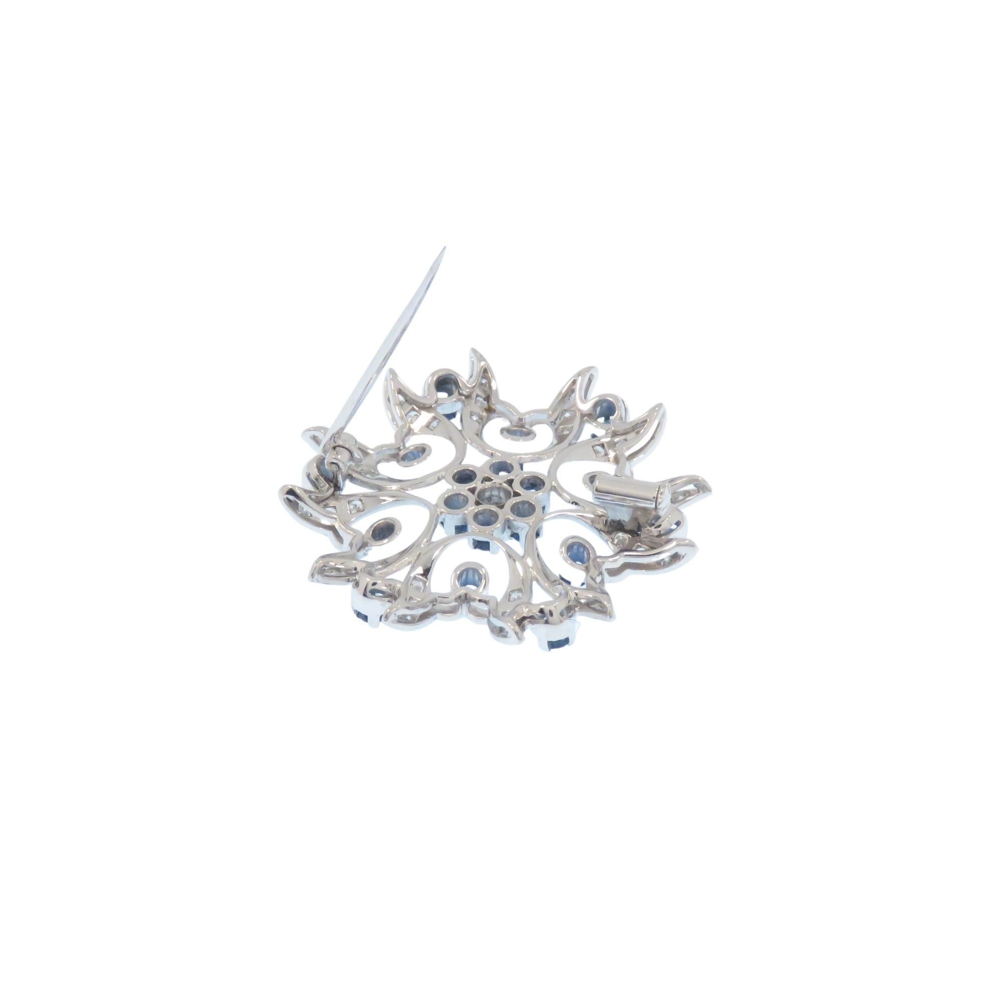 Rétro Broche  en or blanc avec diamants et saphirs bleus en vente