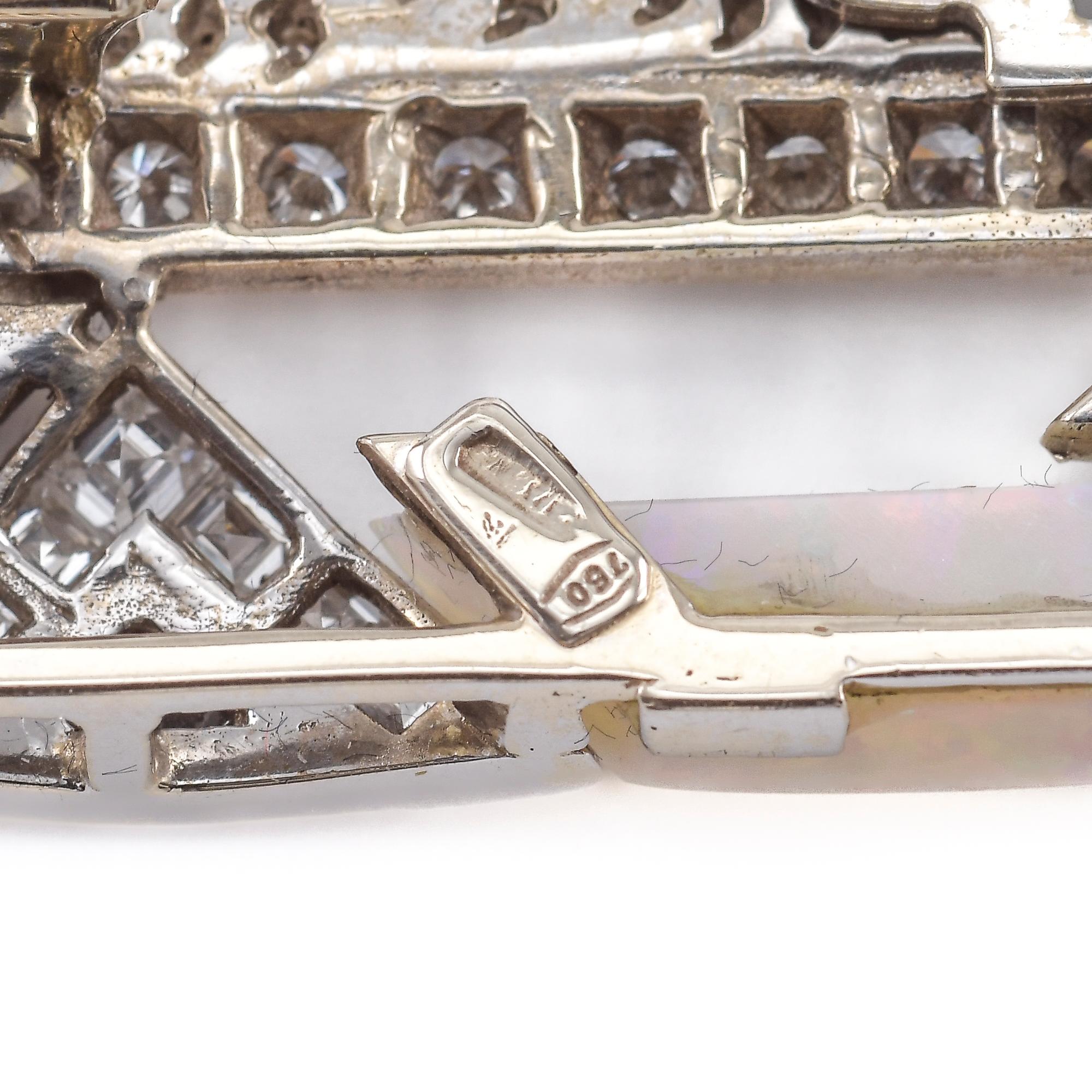 Weißgoldbrosche mit Diamanten, schwarzem Onyx und edlem Opal (Art déco) im Angebot