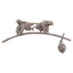 Spilla in oro con Diamanti raffigurante soggetti orientali con lanterna.
