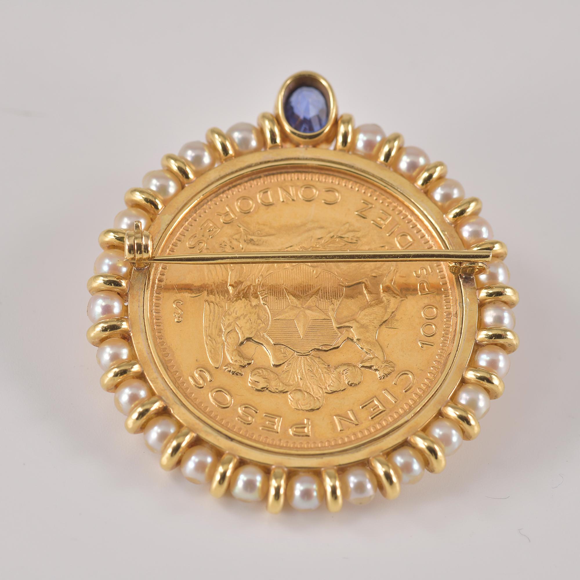 Broche en or jaune 18k - 75071000, réalisée à partir d'une pièce de 100 Pesos Chili (titre 900/1000 - 21,6 kt), montée dans une monture de perles d'eau douce (diamètre moyen 4 mm) et surmontée d'un saphir naturel.
Le poids total est de 39,23