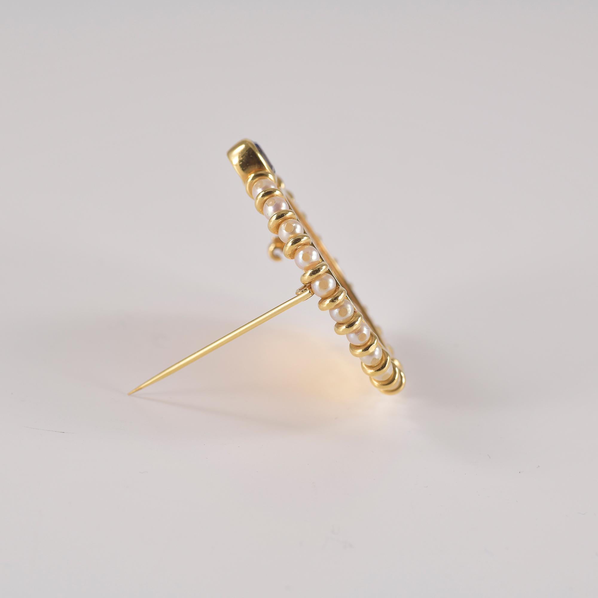 Artisan Broche en or avec pièce de 100 pesos chiliens avec saphir et perles d'eau douce en vente