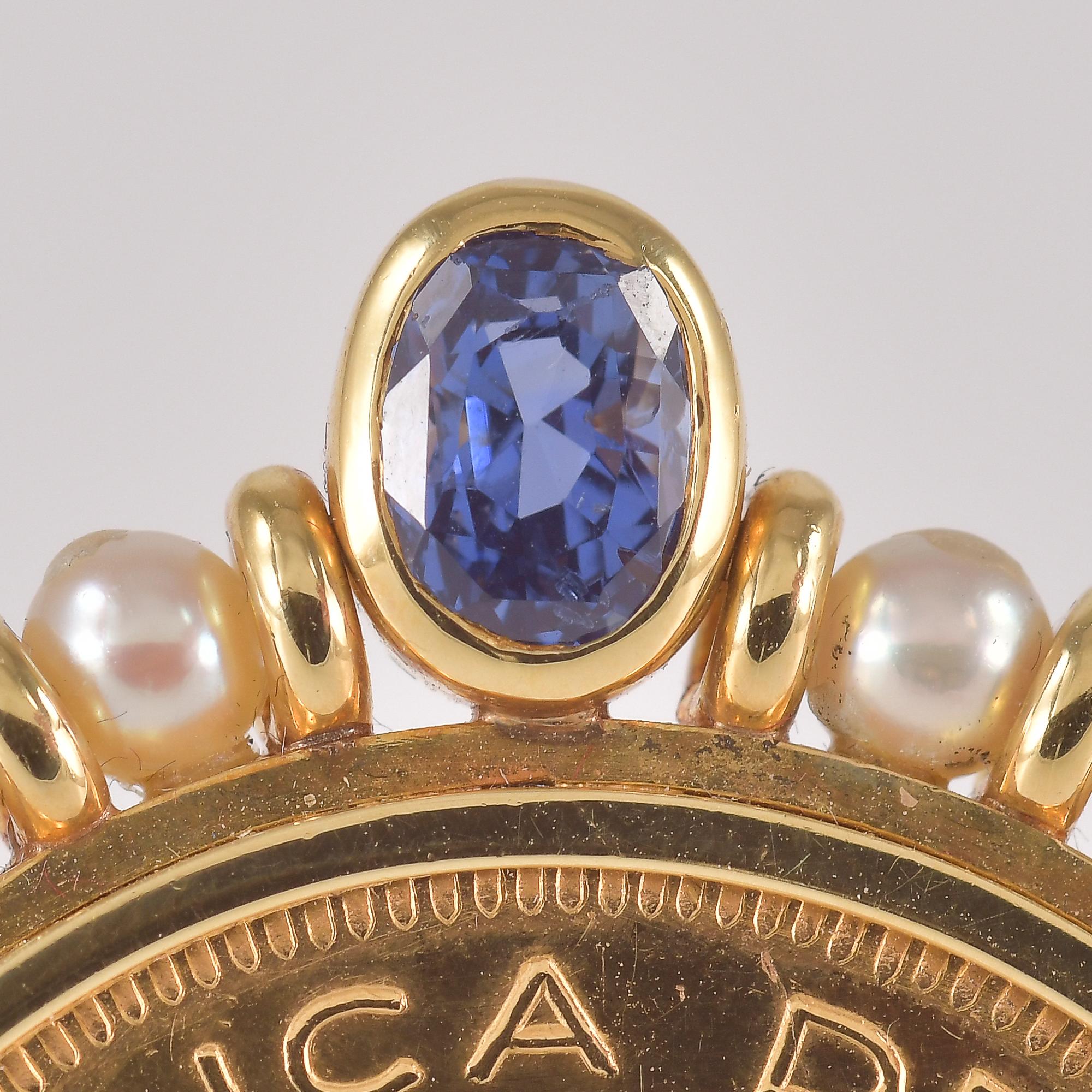 Oval Cut Broche en or avec pièce de 100 pesos chiliens avec saphir et perles d'eau douce en vente