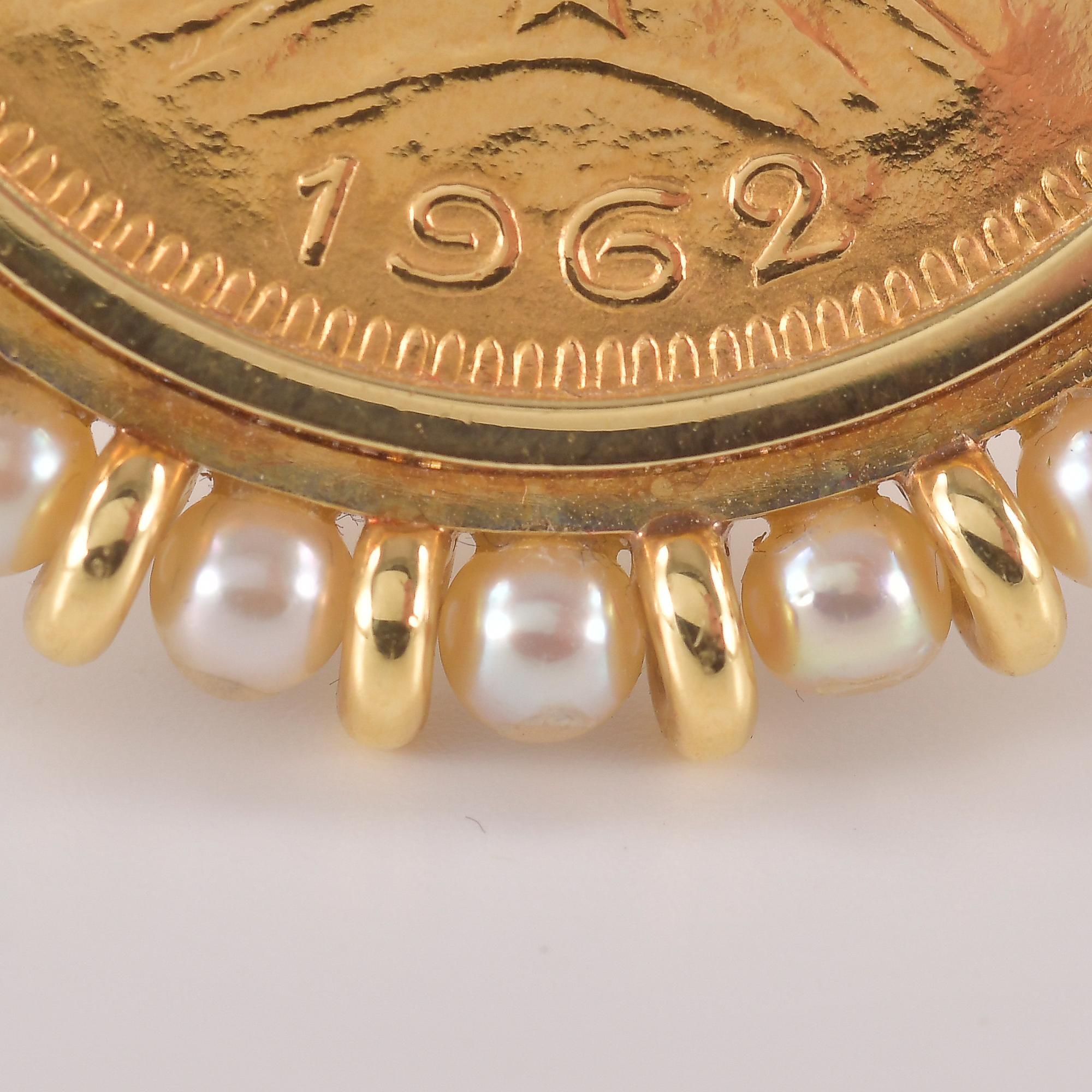 Broche en or avec pièce de 100 pesos chiliens avec saphir et perles d'eau douce Bon état - En vente à Bologna, IT