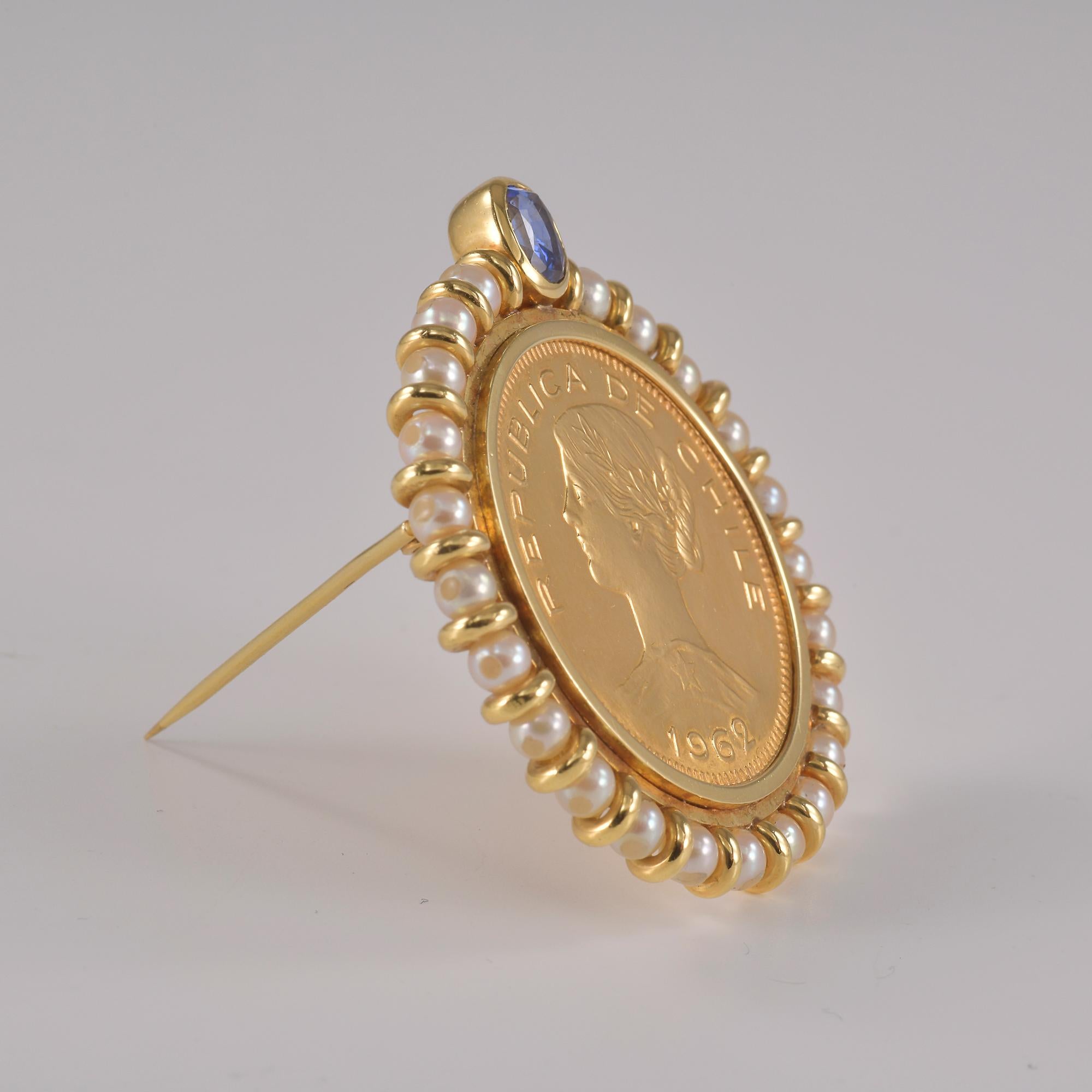 Broche en or avec pièce de 100 pesos chiliens avec saphir et perles d'eau douce Unisexe en vente
