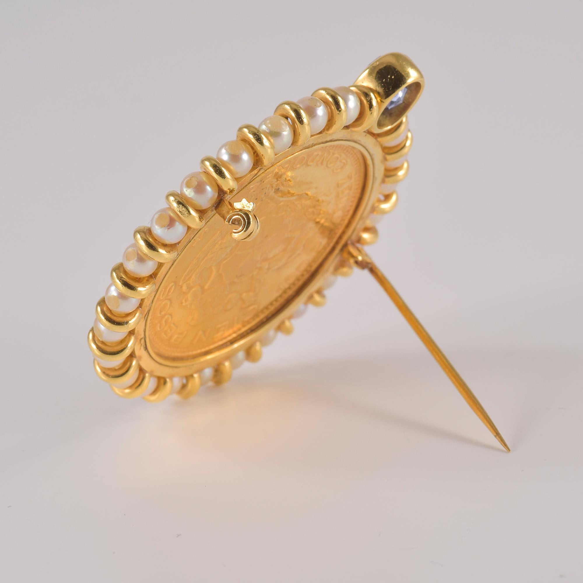 Broche en or avec pièce de 100 pesos chiliens avec saphir et perles d'eau douce en vente 1