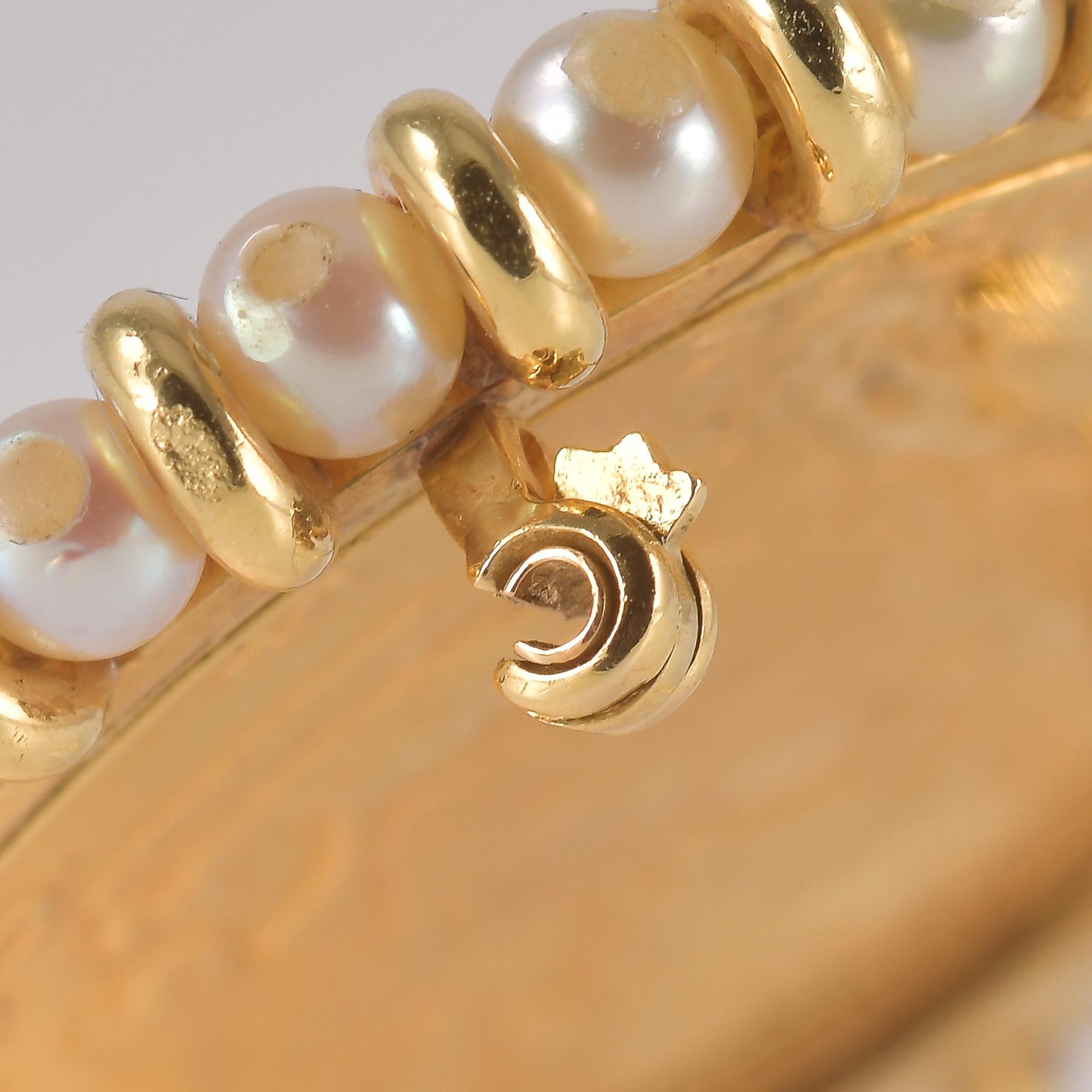 Broche en or avec pièce de 100 pesos chiliens avec saphir et perles d'eau douce en vente 2