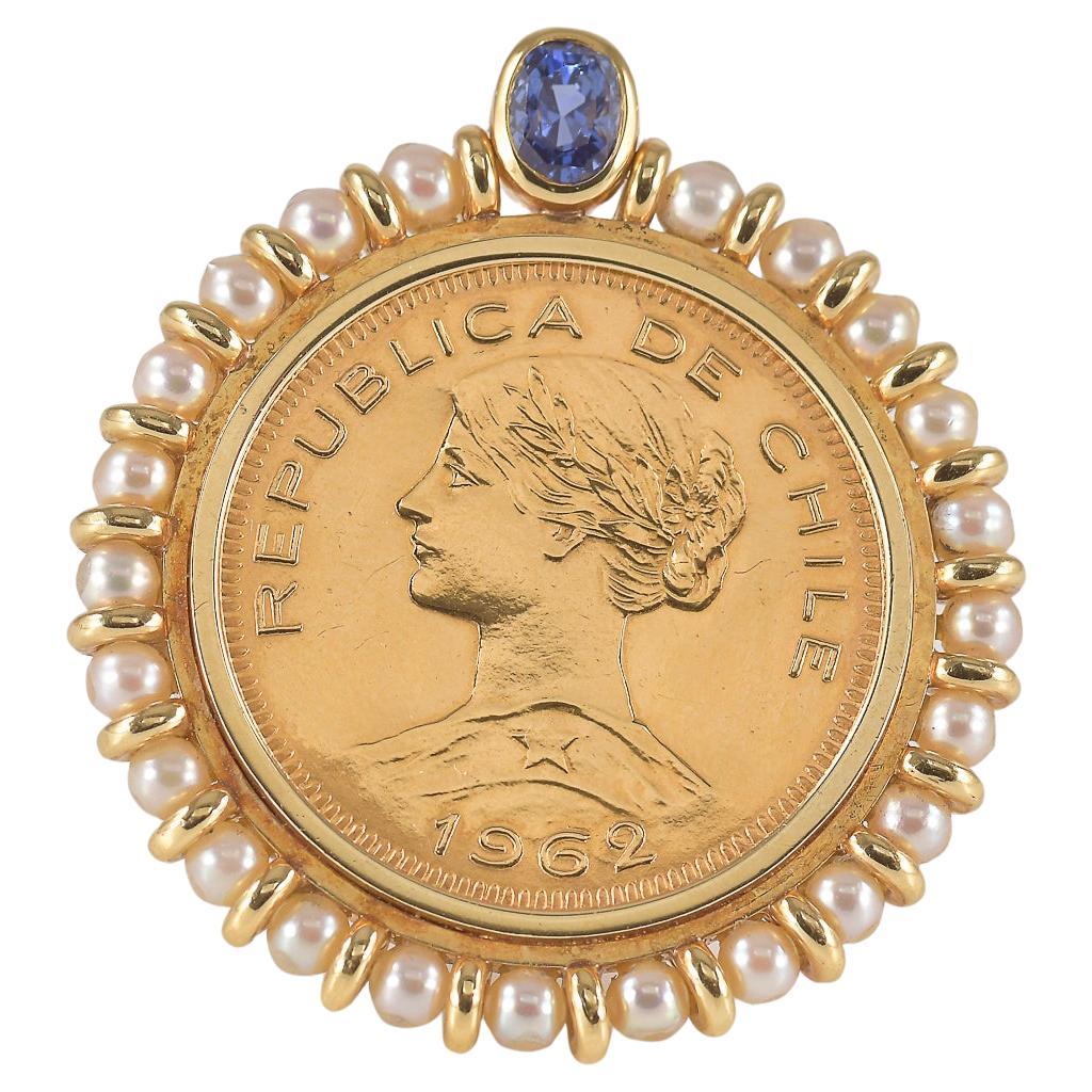 Broche en or avec pièce de 100 pesos chiliens avec saphir et perles d'eau douce en vente