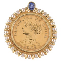 Broche en or avec pièce de 100 pesos chiliens avec saphir et perles d'eau douce